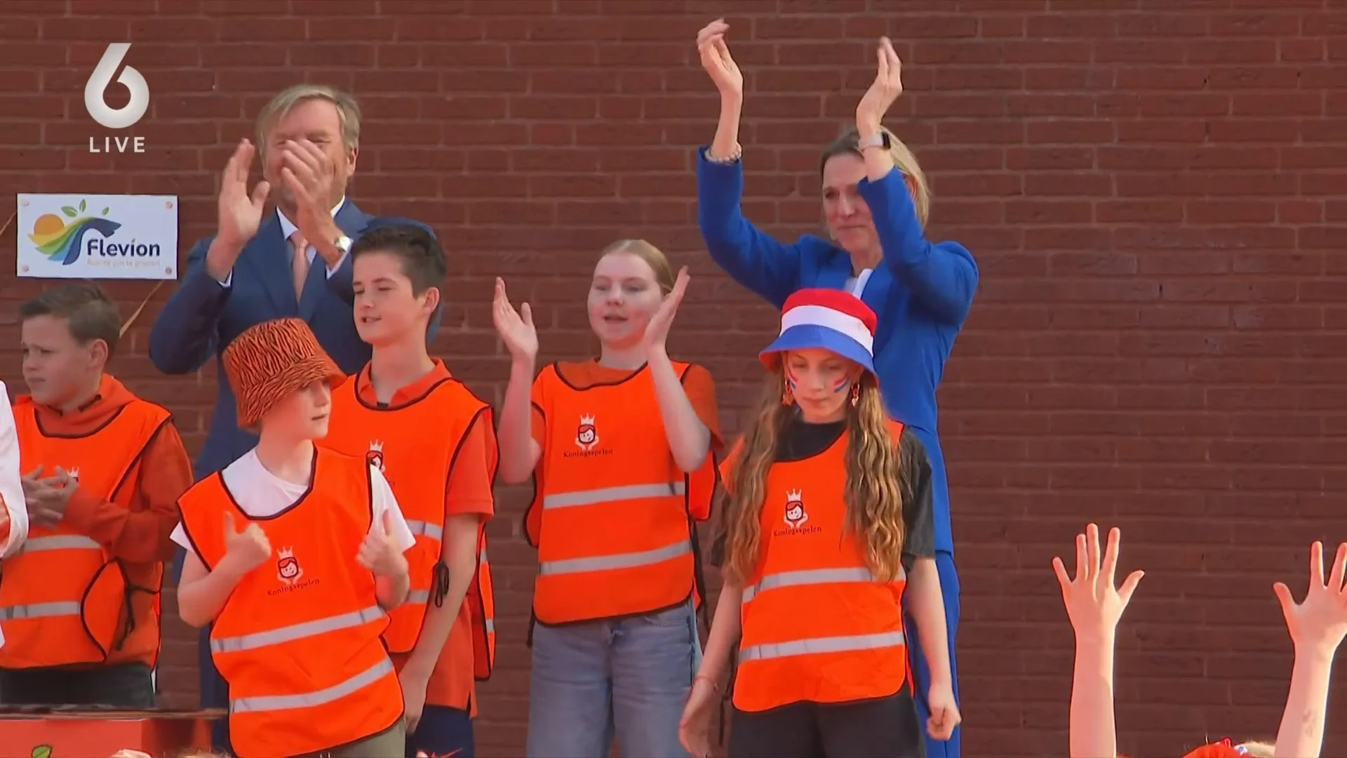 Koning opent Koningsspelen in Zeewolde en pakt zelf pijl en boog