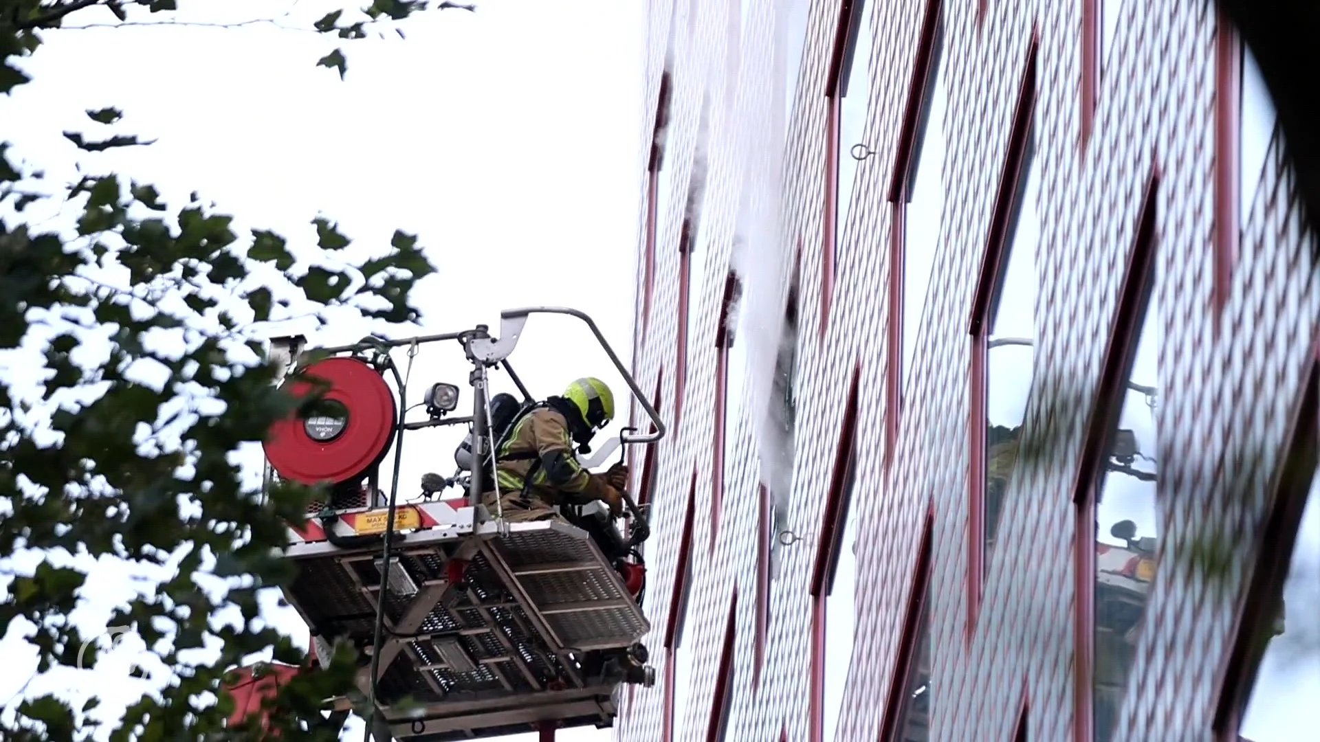 Brand in Haagse studentenflat, bewoners vluchten straat op
