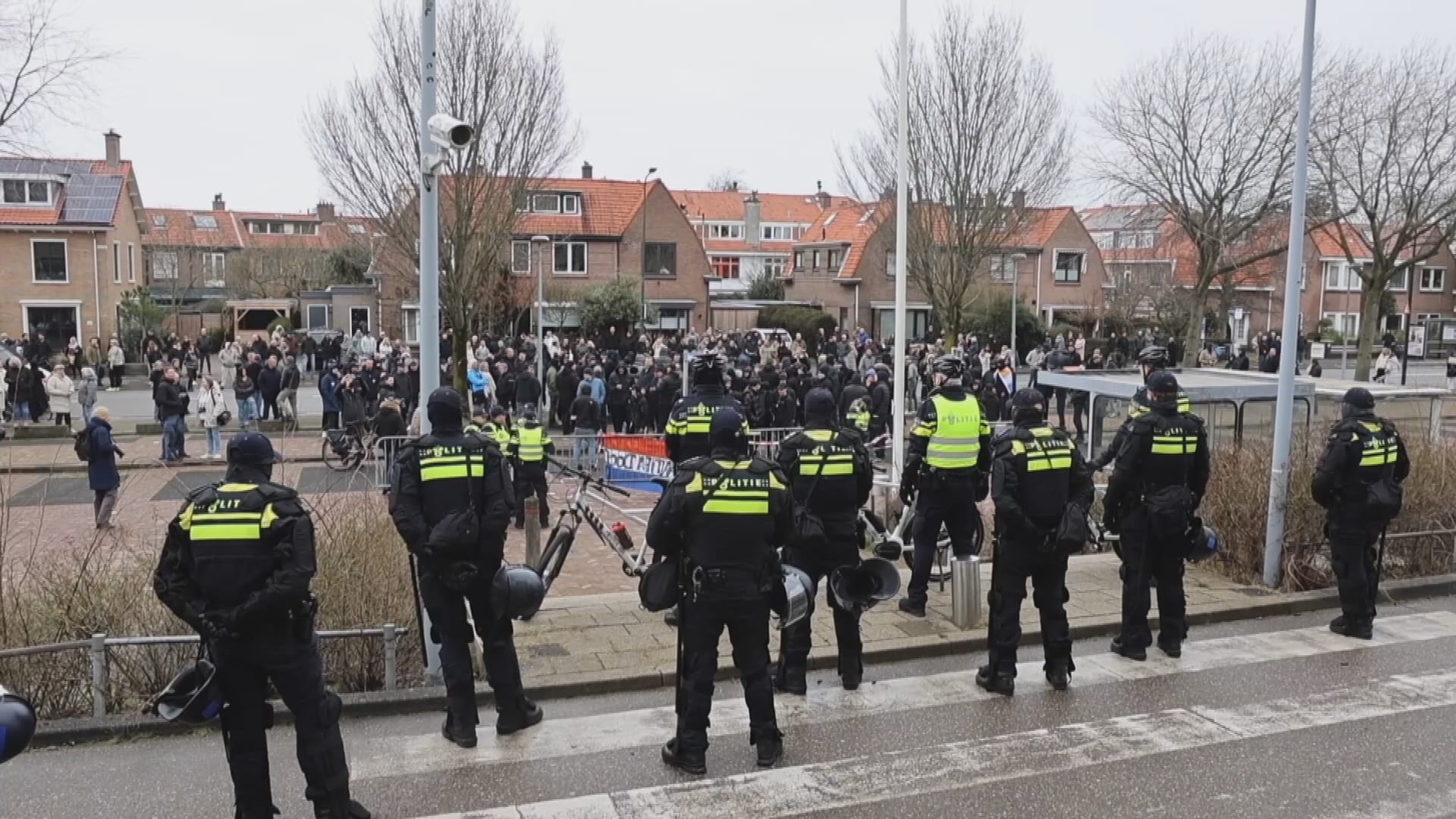 Man die agent sloeg bij protest Den Haag blijft langer vastzitten