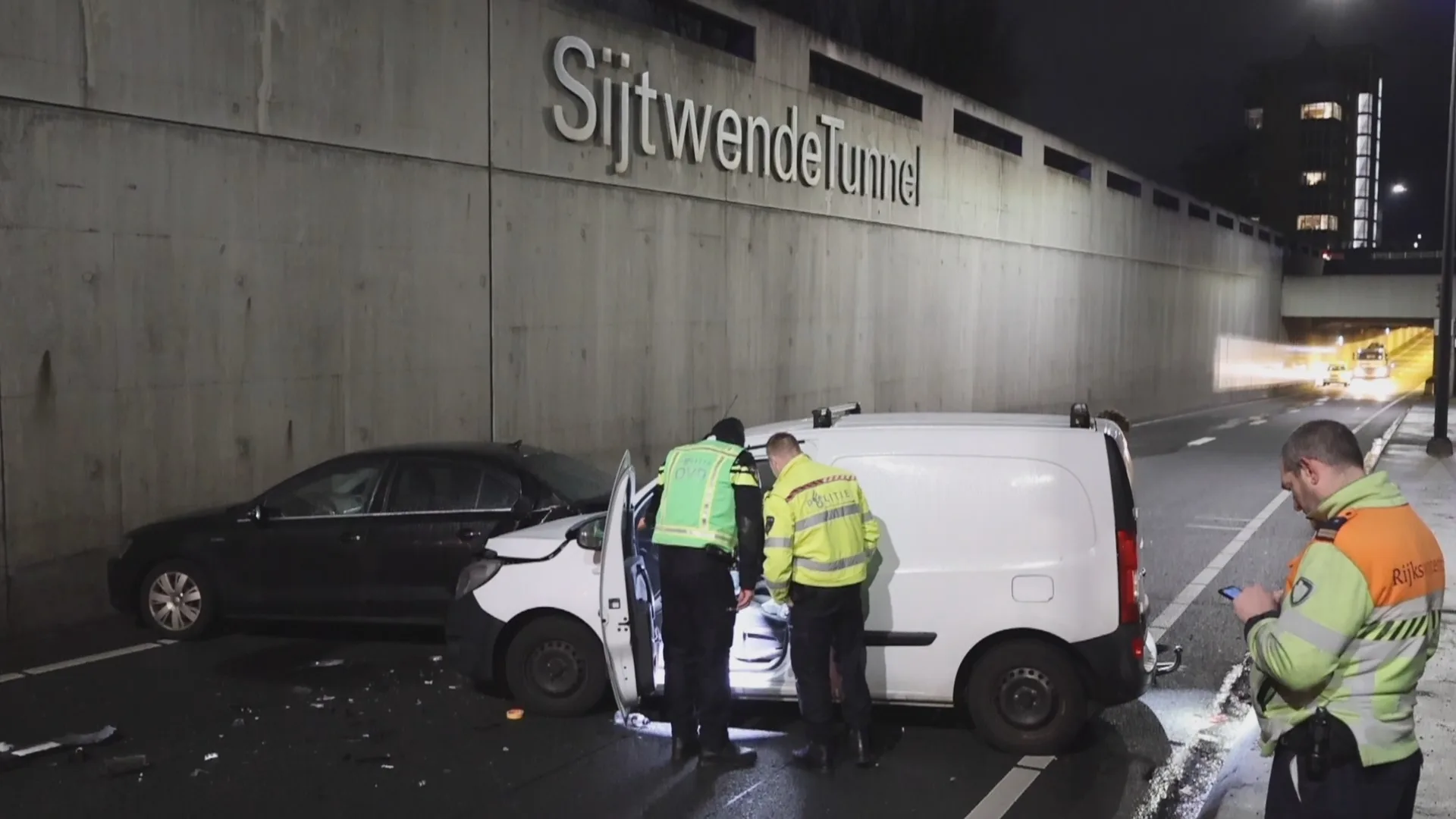 Dronken bestuurder knalt op onherkenbare politieauto met pech bij Voorburg