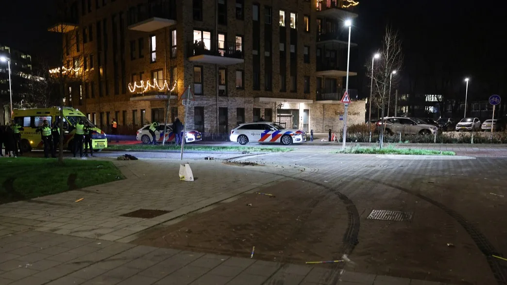 Automobilist stunt met 'donuts' en schept twee mensen in Zoetermeer