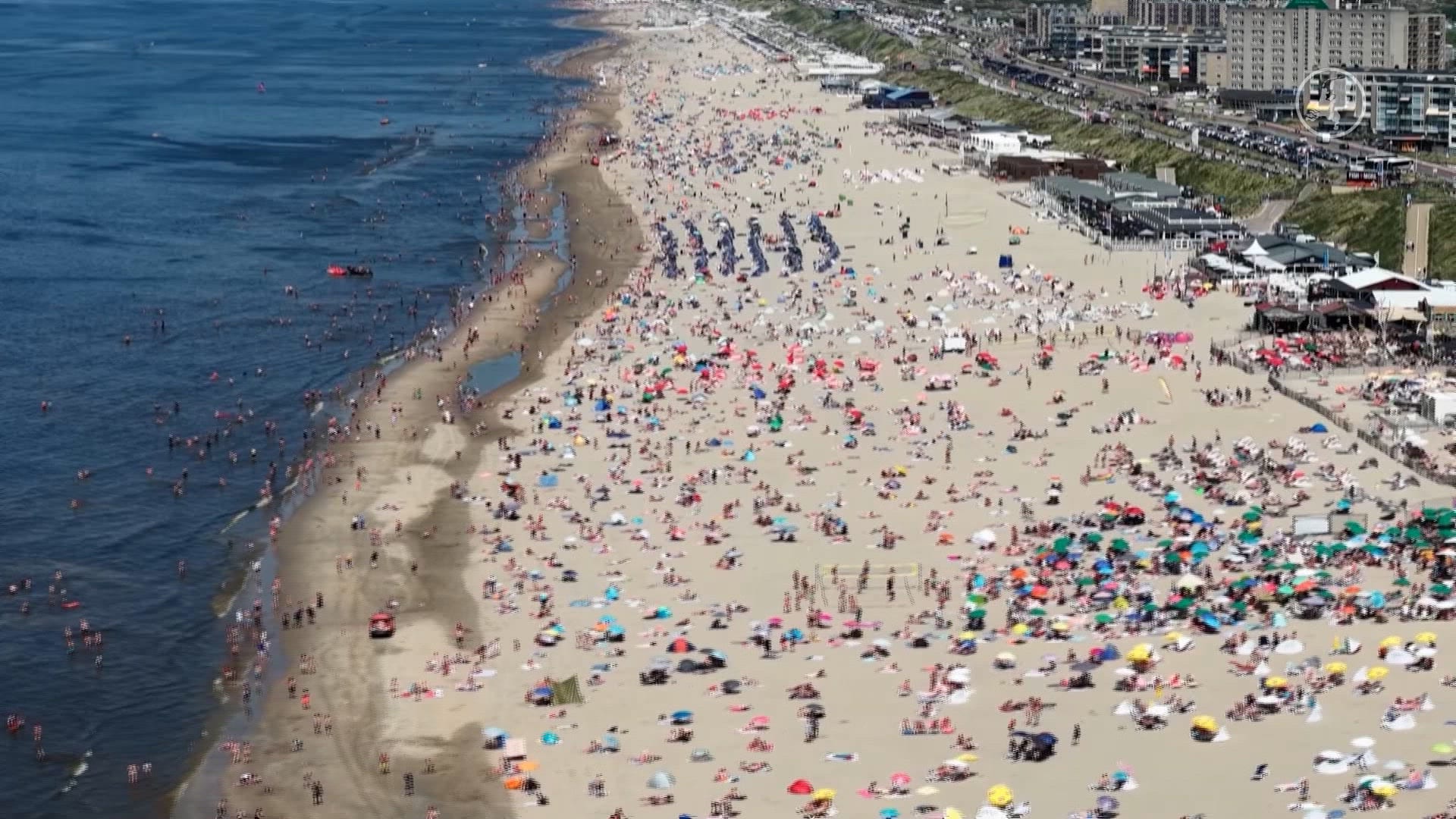 Drukte op strand bij Zandvoort tijdens zomerse dag