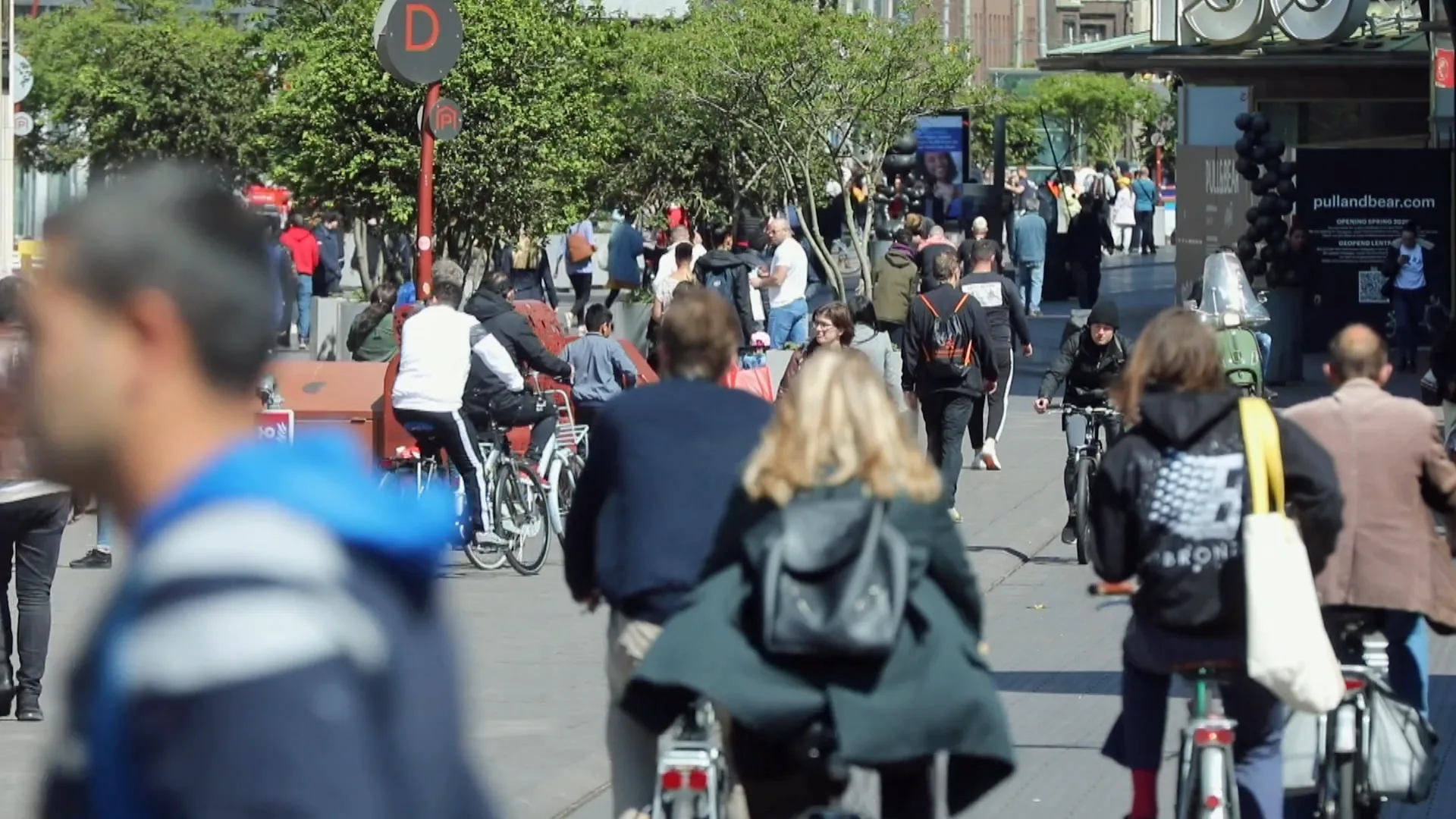 Bizarre beelden uit Den Haag: overvolle winkelstraten en lange rijen