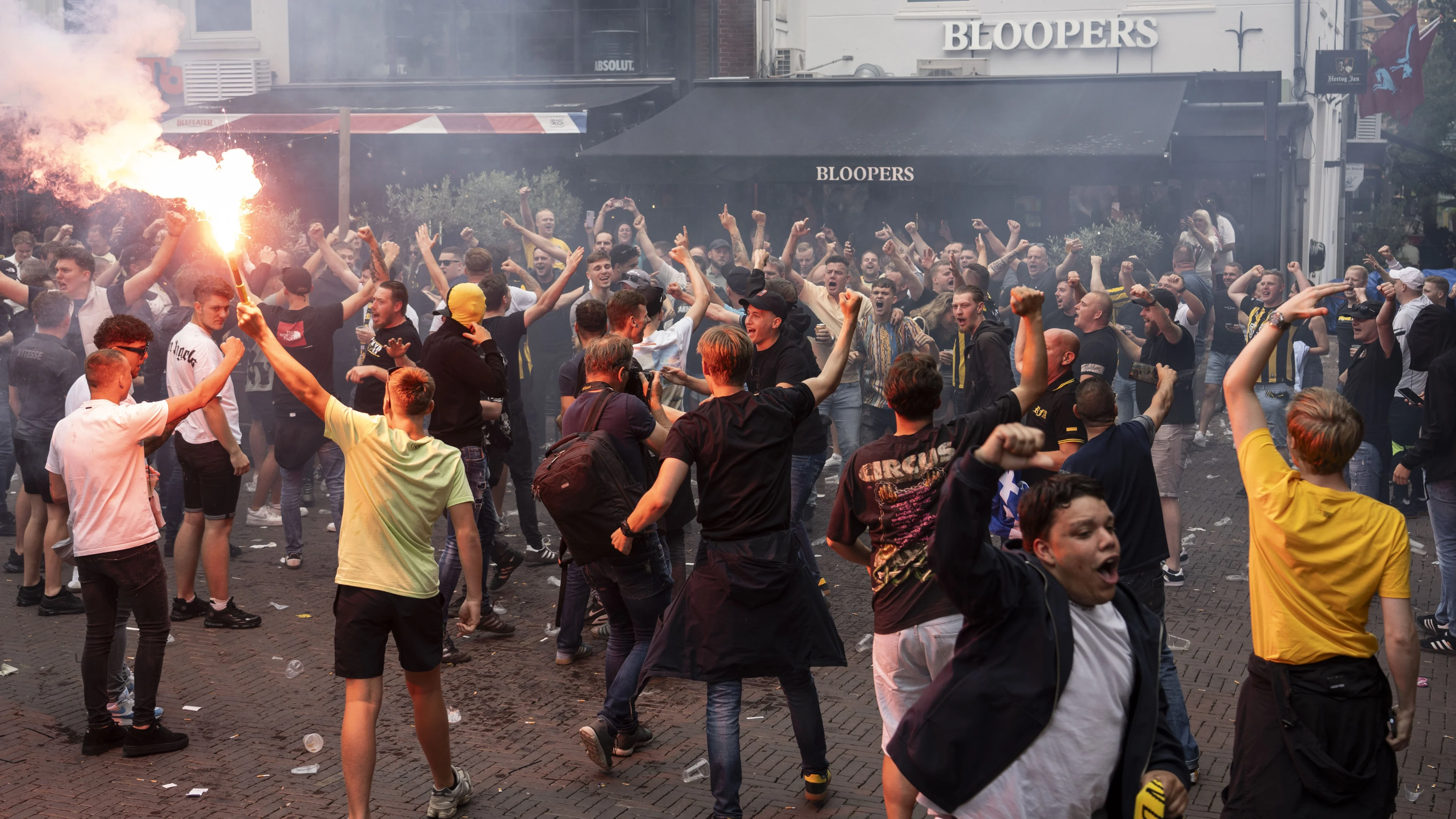 Feest en vuurwerk in Arnhemse binnenstad na redding Vitesse