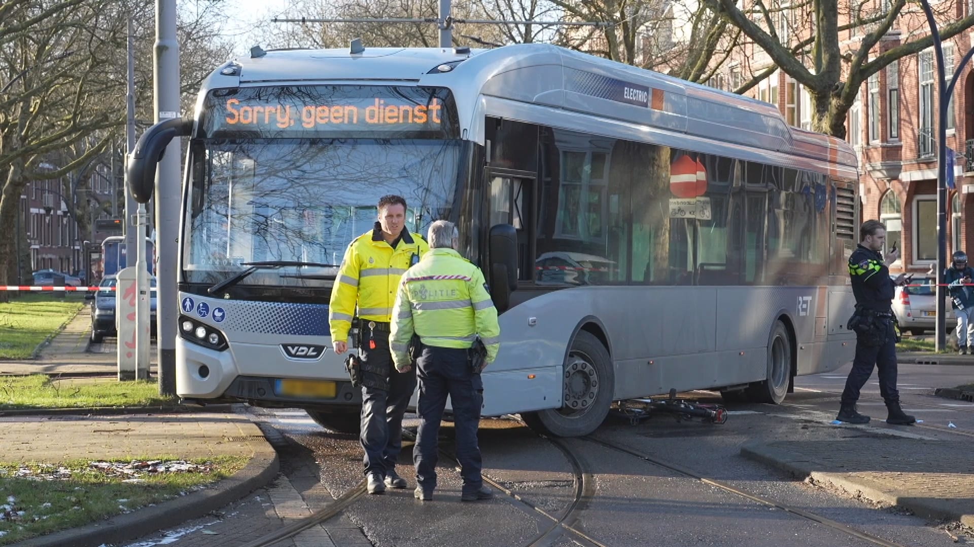 Kind op de fiets belandt onder stadsbus in Rotterdam