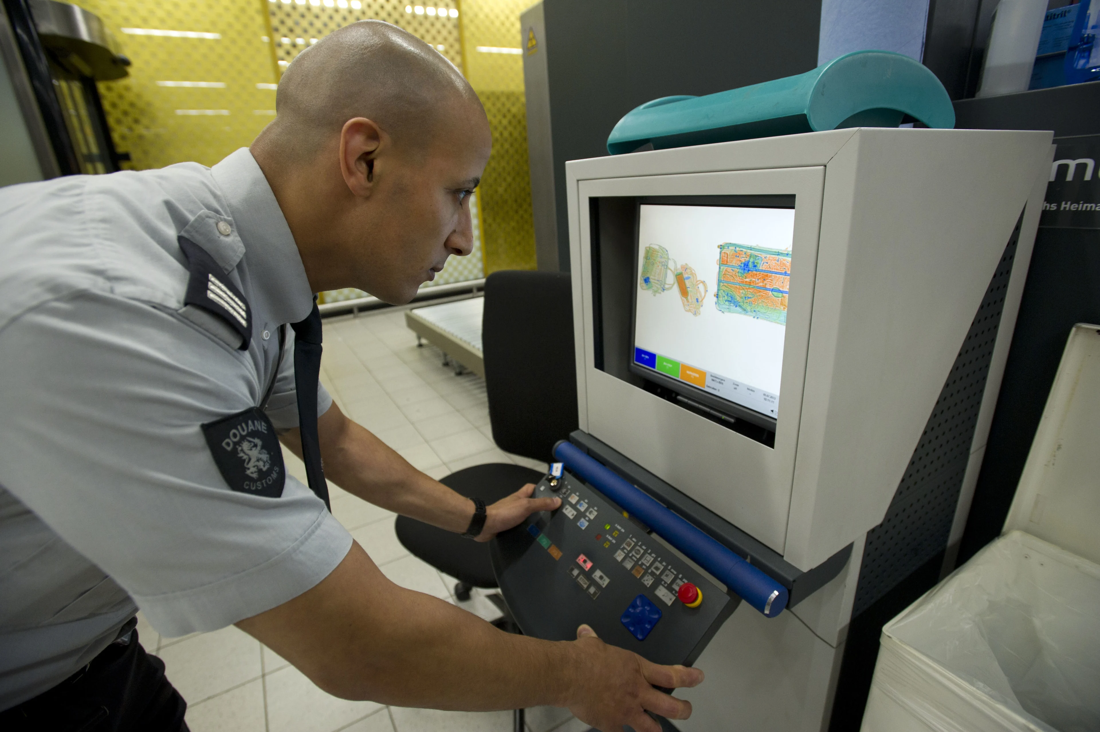 Amerikaan op Schiphol wil granaten meenemen in koffer