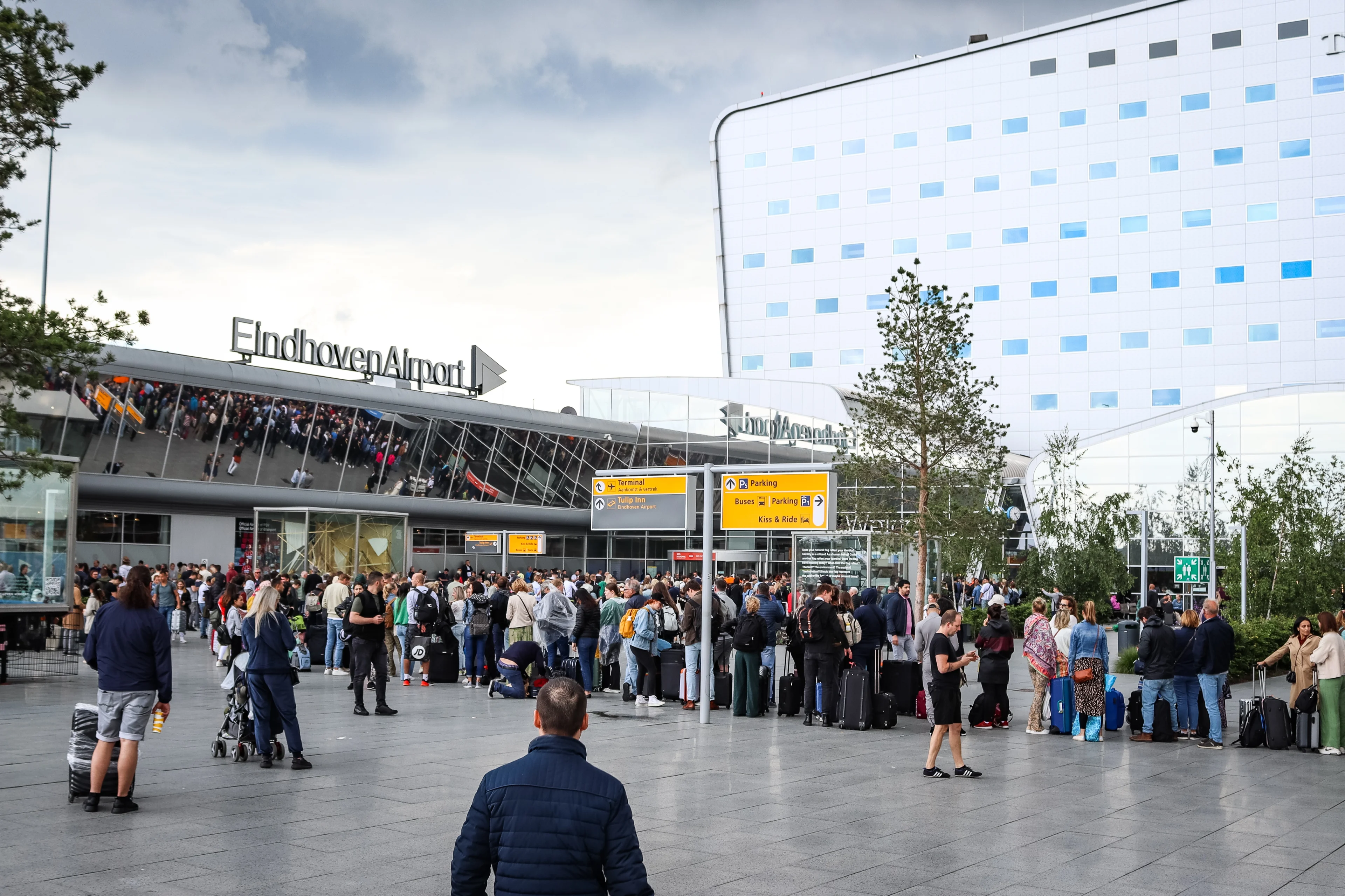 Ook Nederlanders vast in buitenland door mogelijke vuurwapenvondst Eindhoven Airport