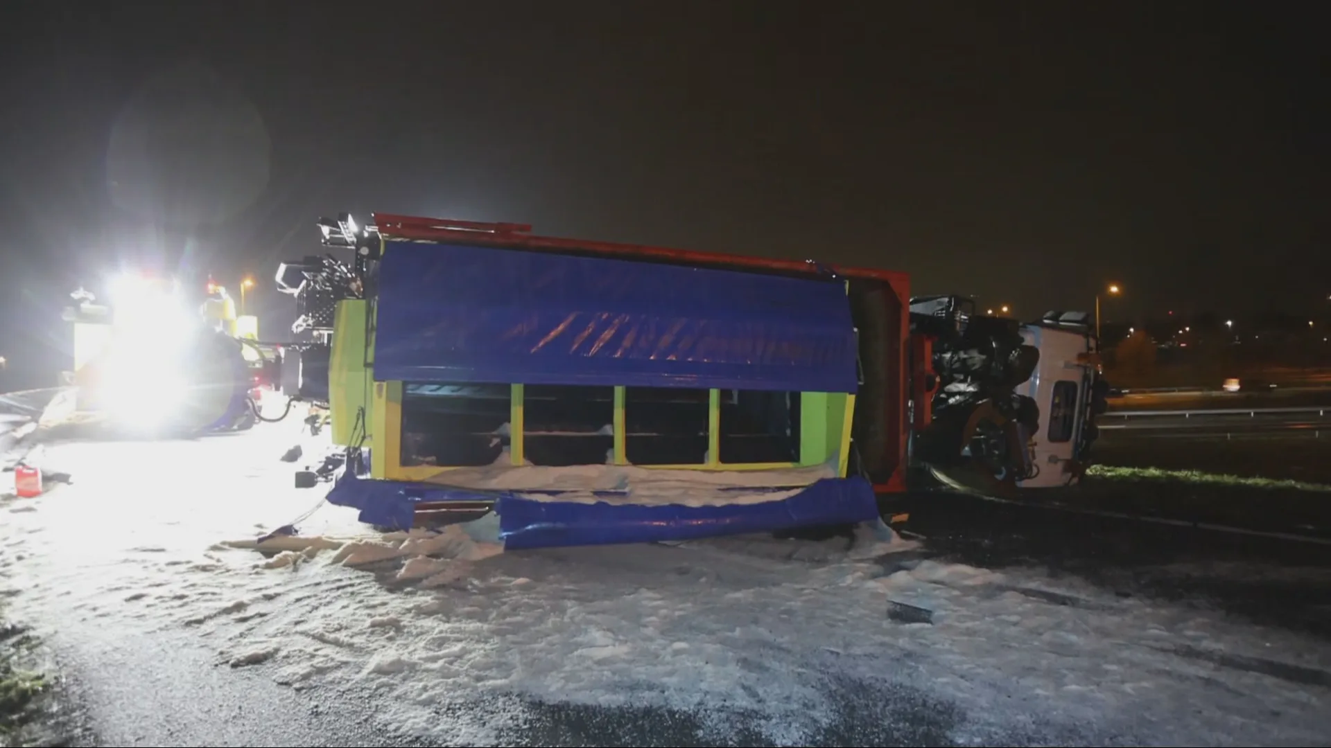 Weg ijsvrij maken gaat fout: strooiwagen gekanteld op A59