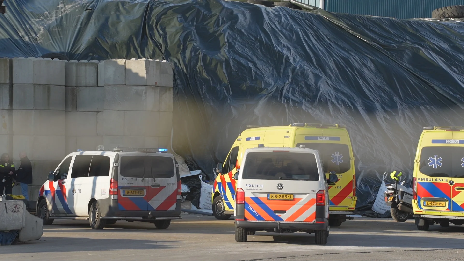 Man urenlang beklemd tussen enorme berg strooizout en betonwand