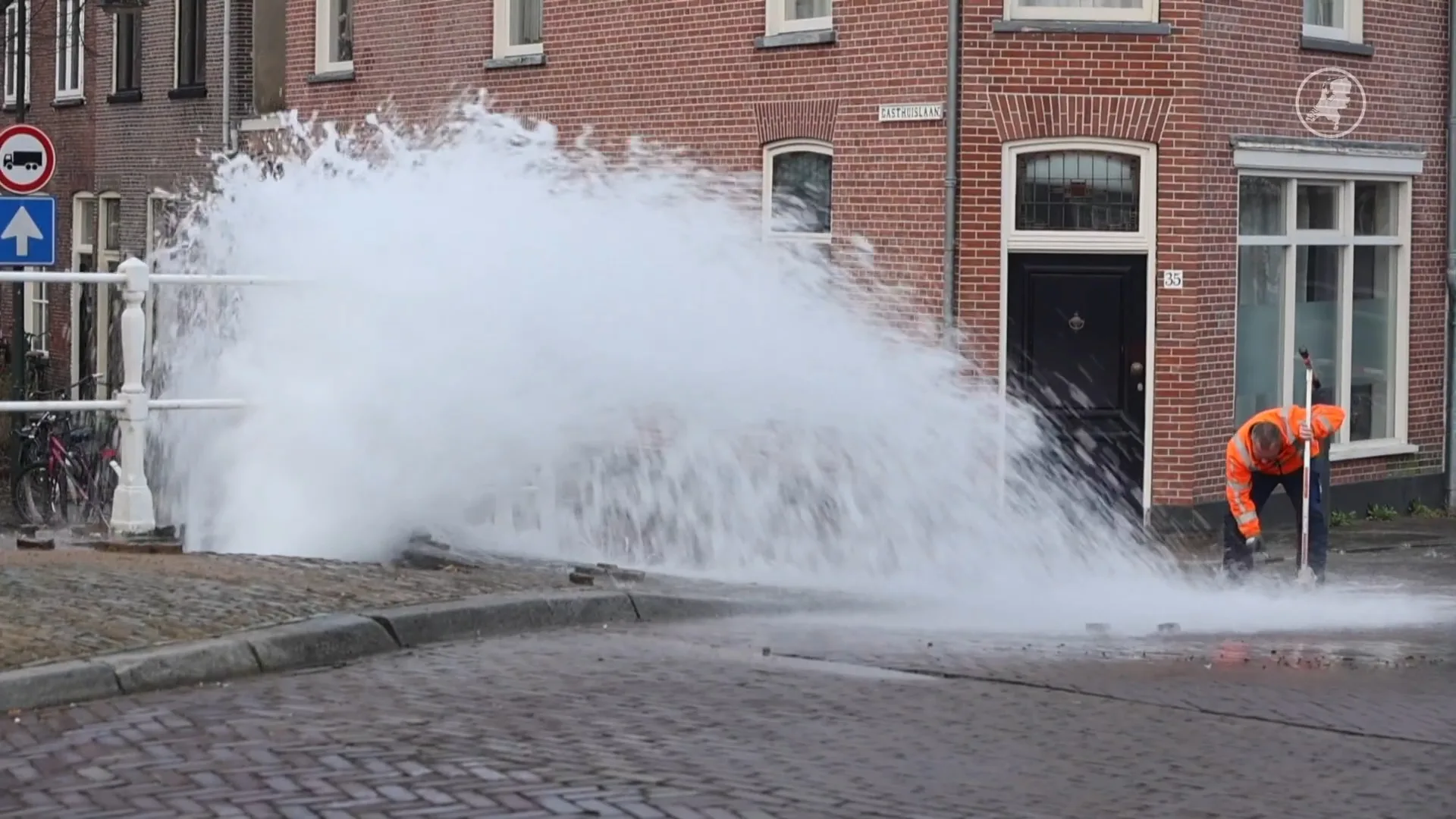 Leidingbreuk in Delft zorgt voor waterspektakel