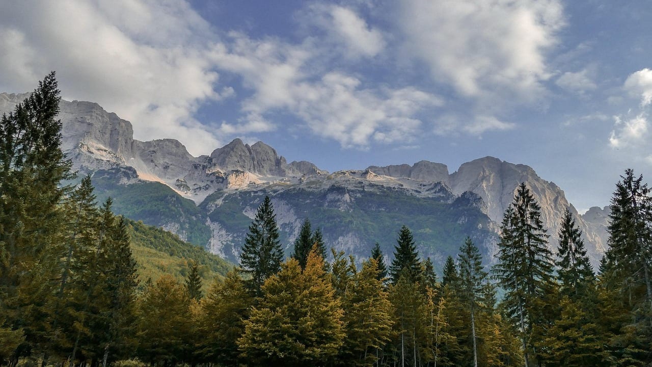 Nederlander (27) komt om na val van berg in Albanië, lichaam volgende dag gevonden 