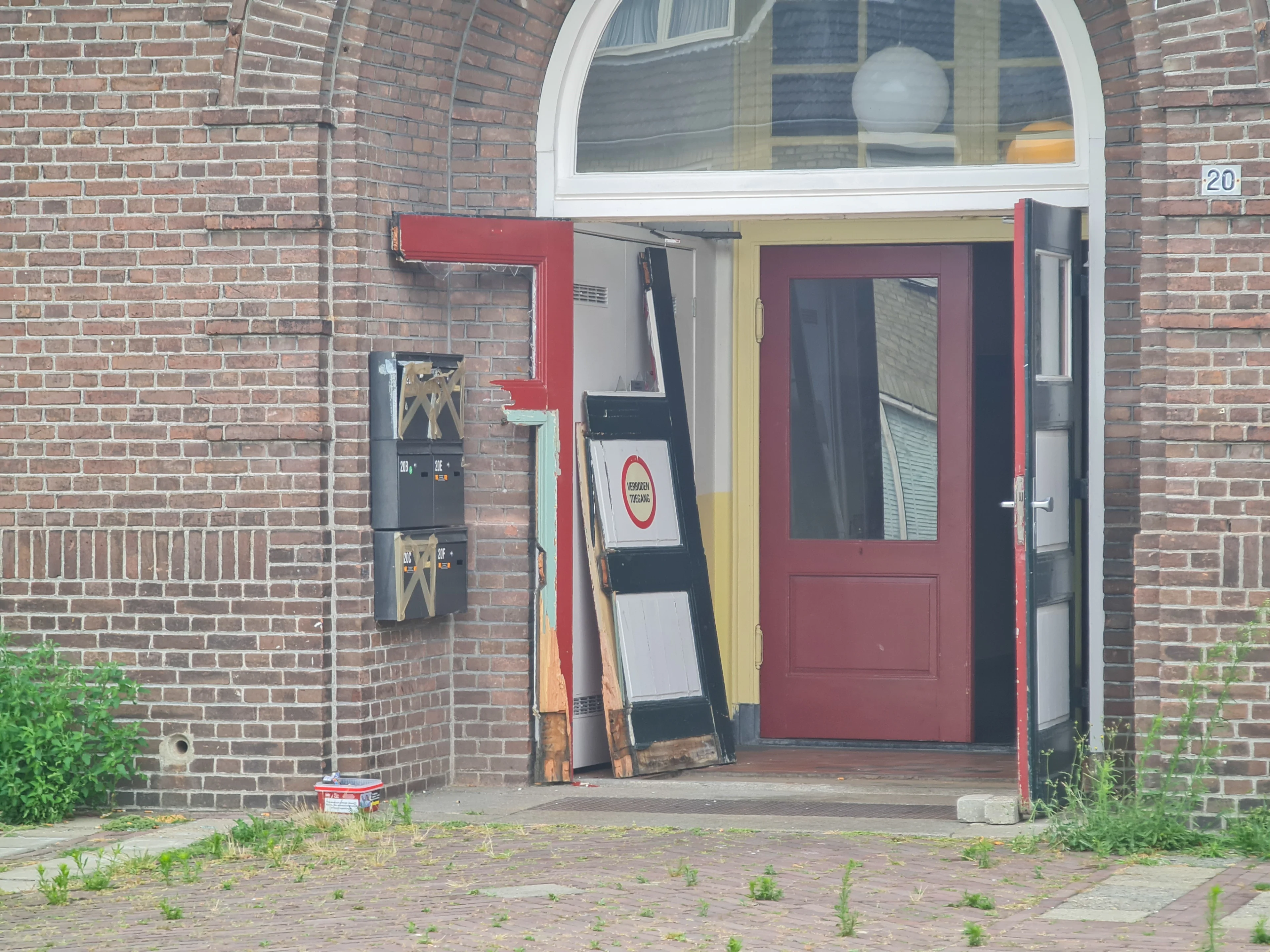 Glanerbrugger rijdt met scooter pui oud dorpshuis aan gort