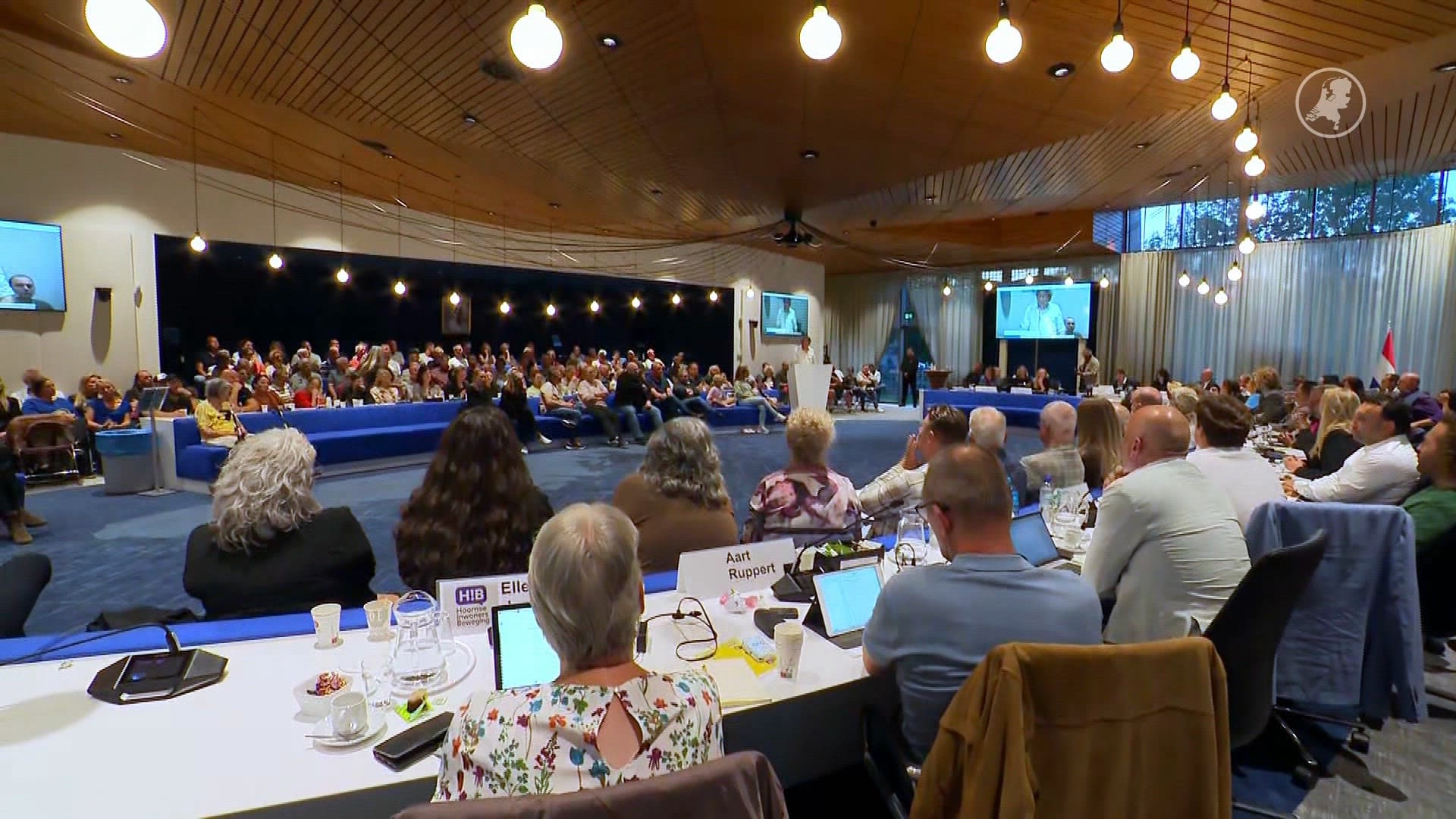 Bewoners Hoorn vrezen komst asielzoekerscentrum in woonwijk: raadszaal vol