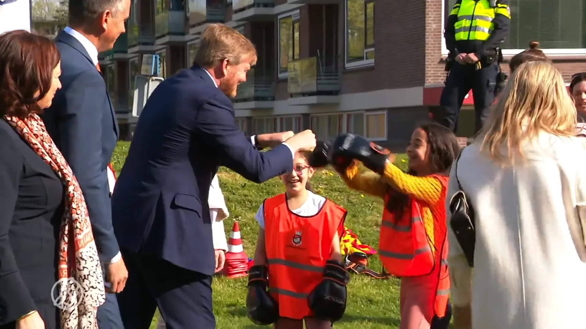 Willem-Alexander en Máxima openen Koningsspelen: 'Heb de koning een boks gegeven!'