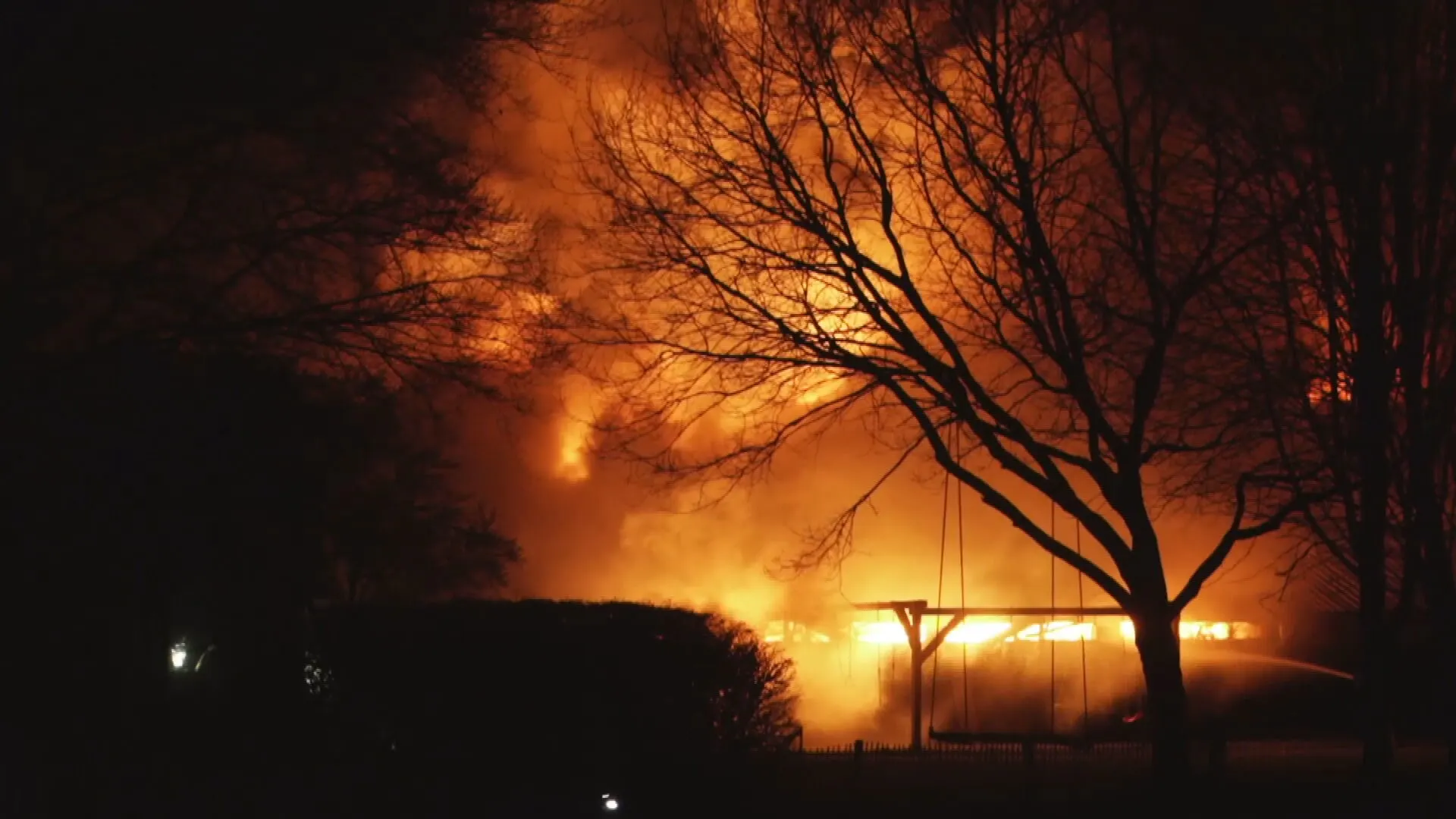 Felle uitslaande brand legt geitenstal Achterveld in de as, alle dieren waarschijnlijk dood
