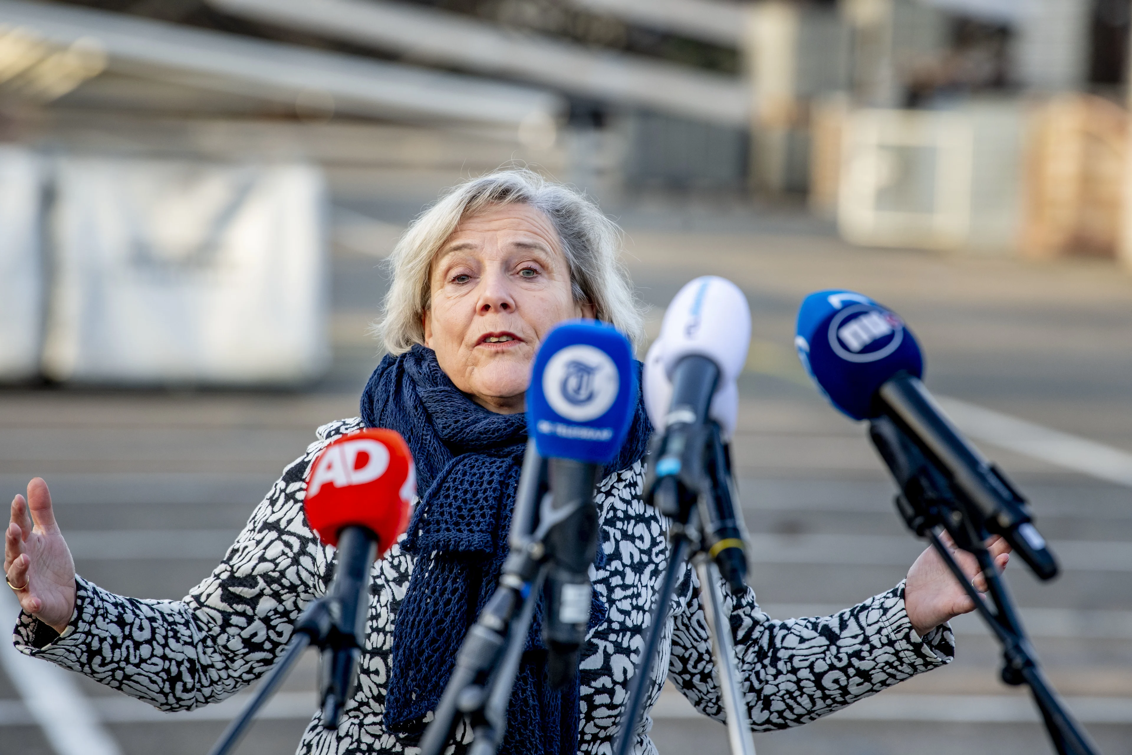 Kamer wil uitleg van minister Bijleveld over verzamelen data door Defensie