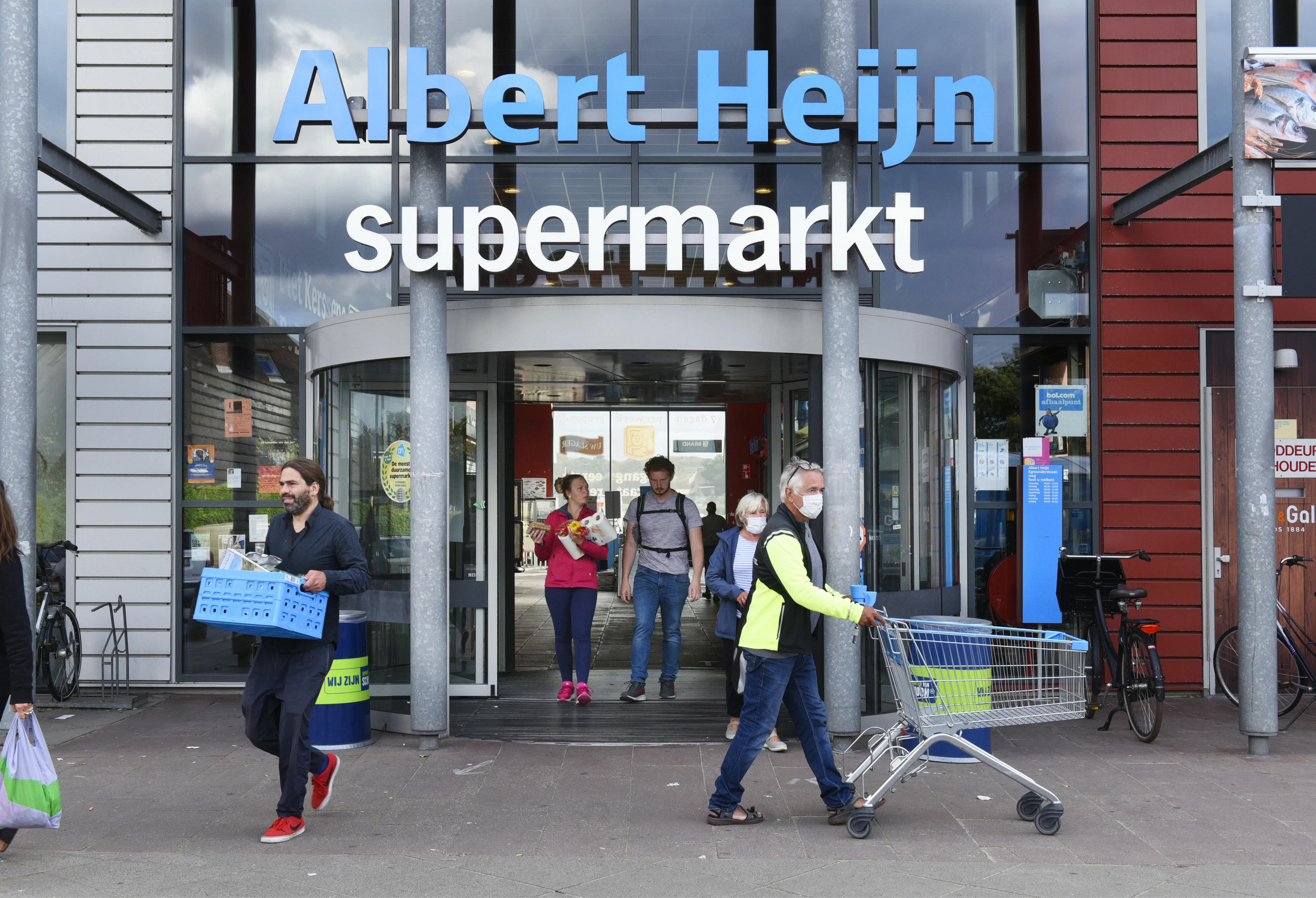 Supermarkten gaan klanten zonder mondkapje ook niet weigeren