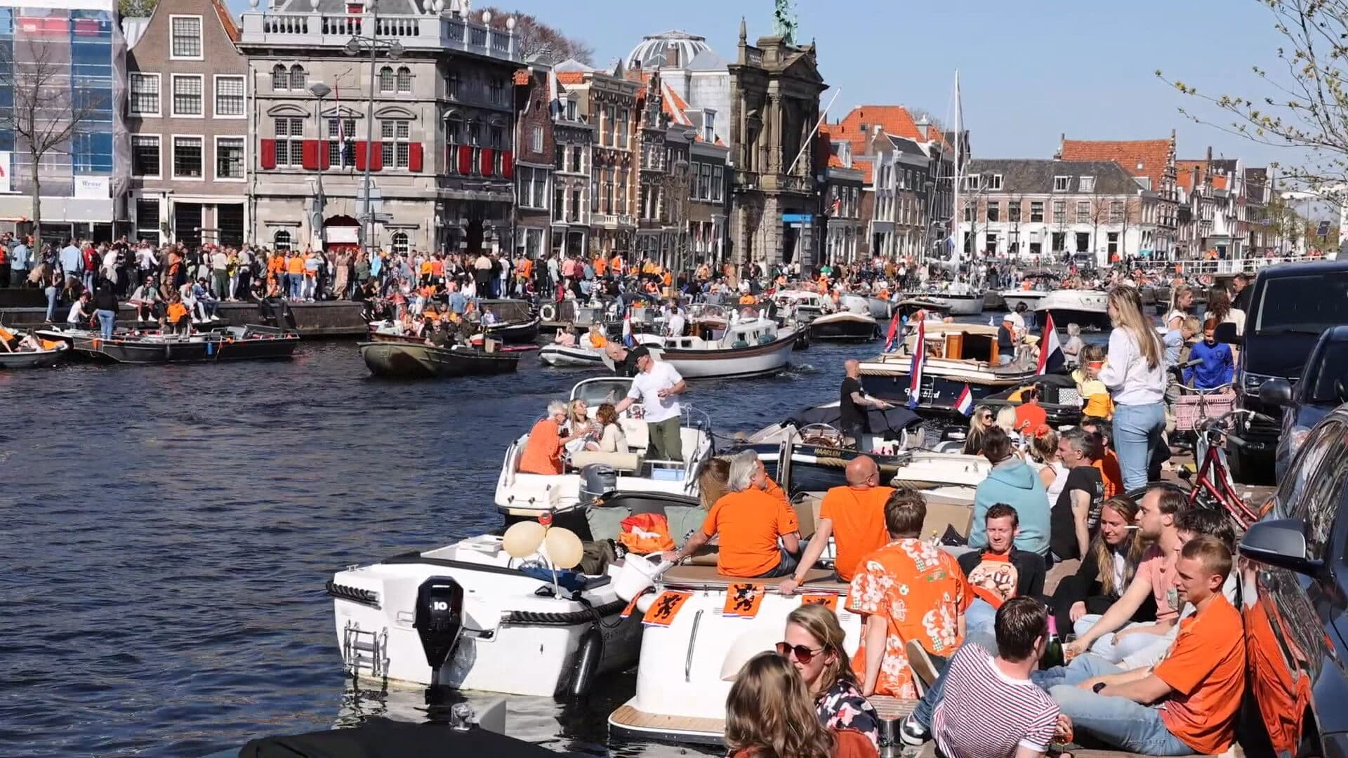 Grote drukte in steden vanwege Koningsdag, binnenstad Haarlem kleurt oranje