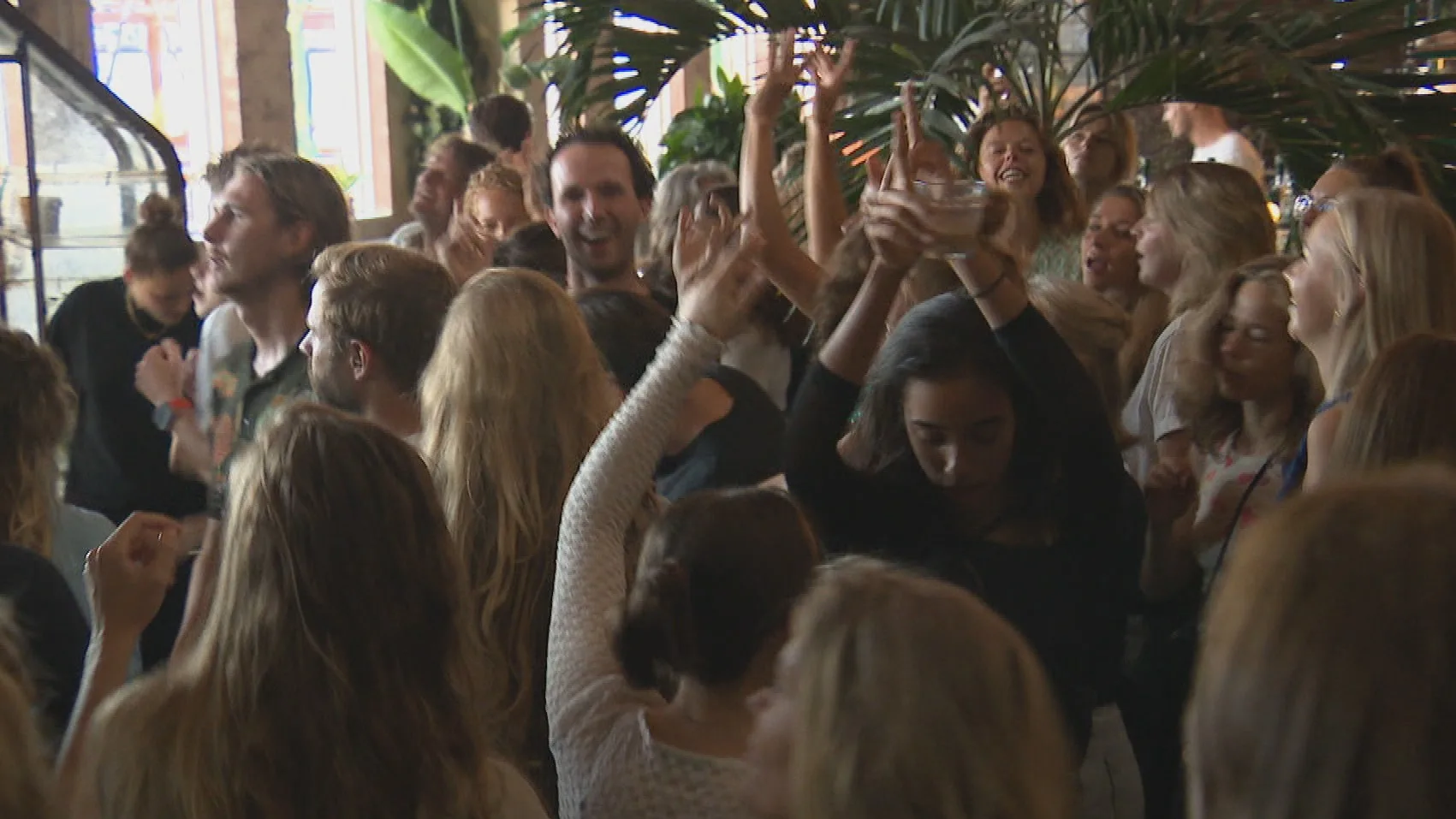 Niet 's avonds maar 's ochtends op stap: is de koffierave het nieuwe uitgaan?