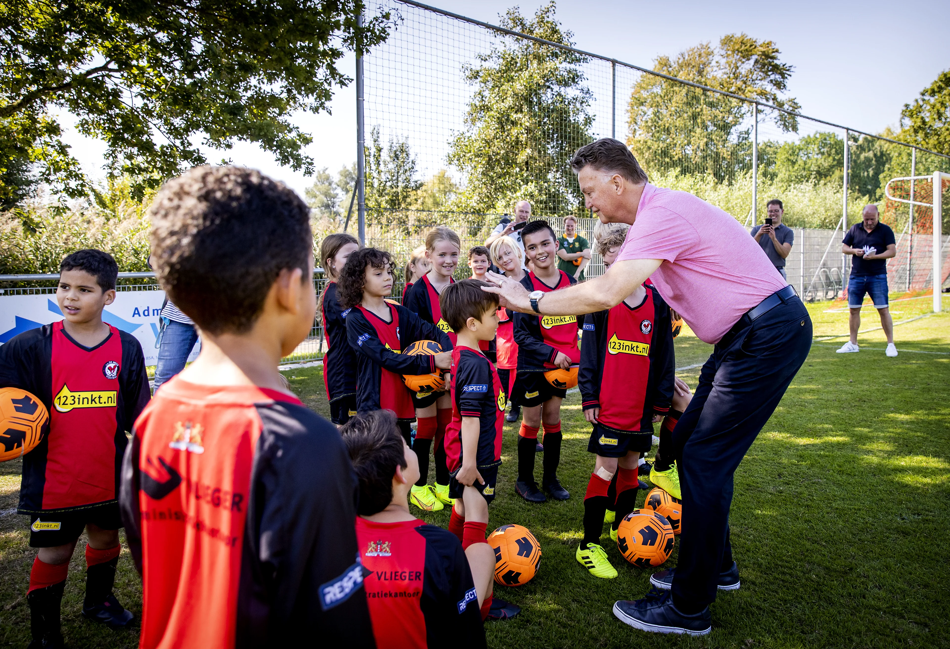 Van Gaal keert terug naar zijn 'cluppie' en traint pupillen: 'Waarom kijk je me niet aan?'