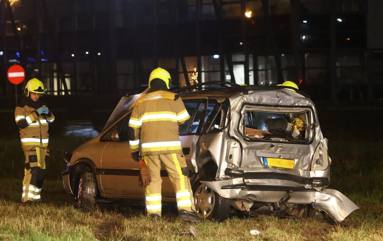 Botsing met vrachtwagen op A2: 'Kind en volwassenen zwaargewond'