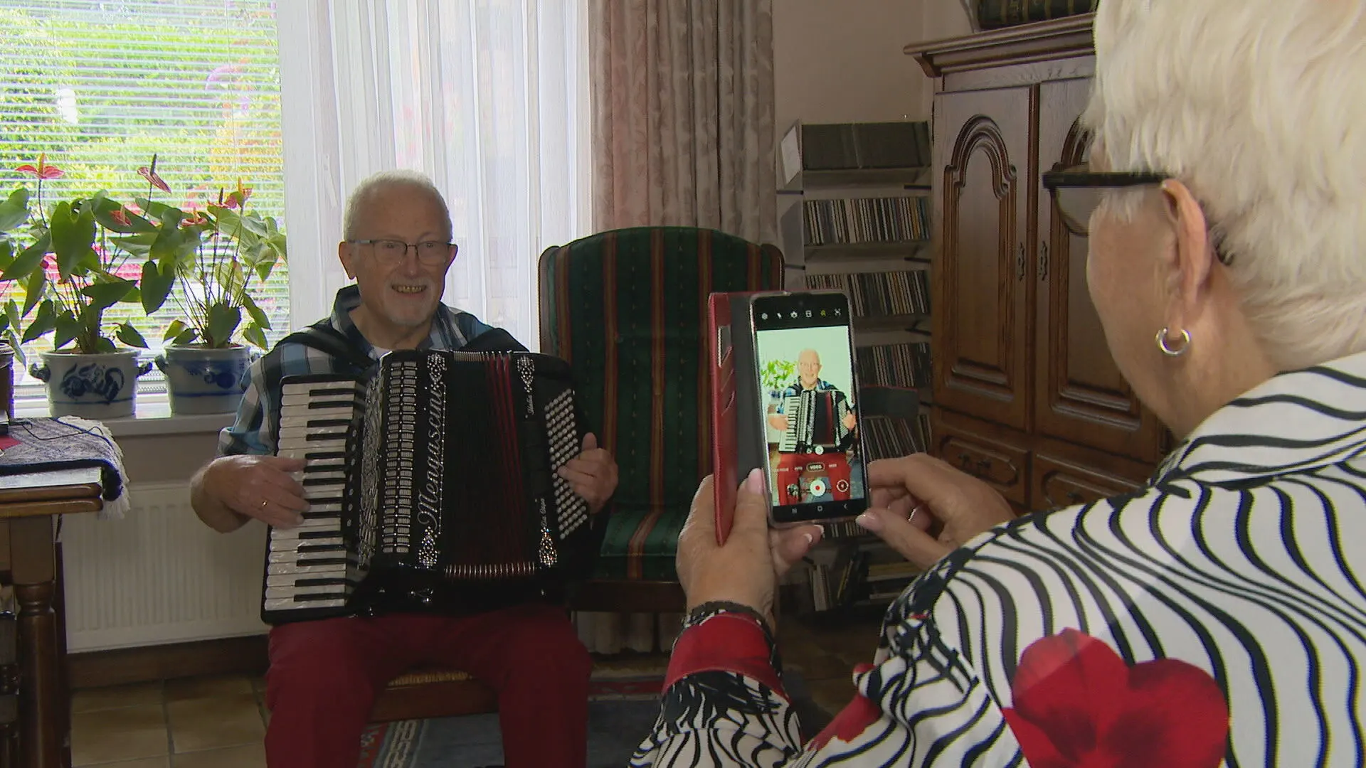 Jack en Vrouwke sluiten coronacrisis af met allerlaatste deuntje op accordeon