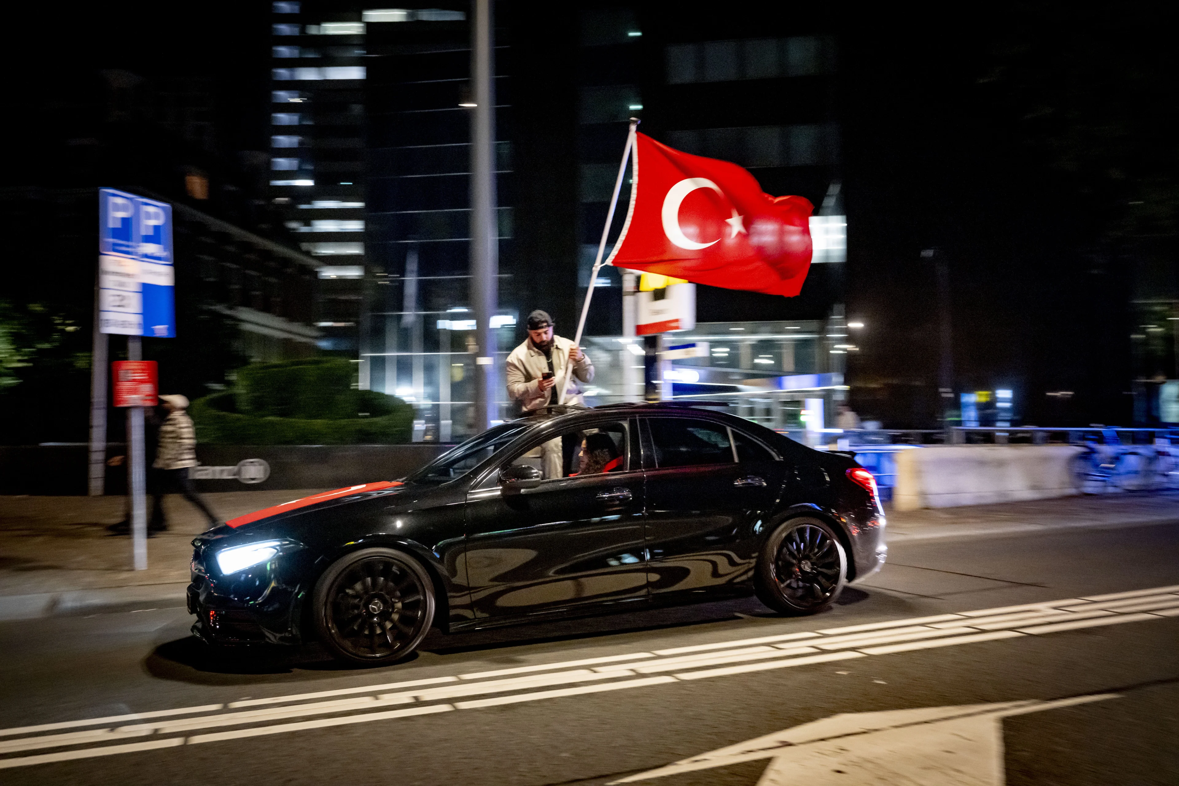 Feestvierende Turken bouwen door het hele land een feestje na behalen kwartfinale