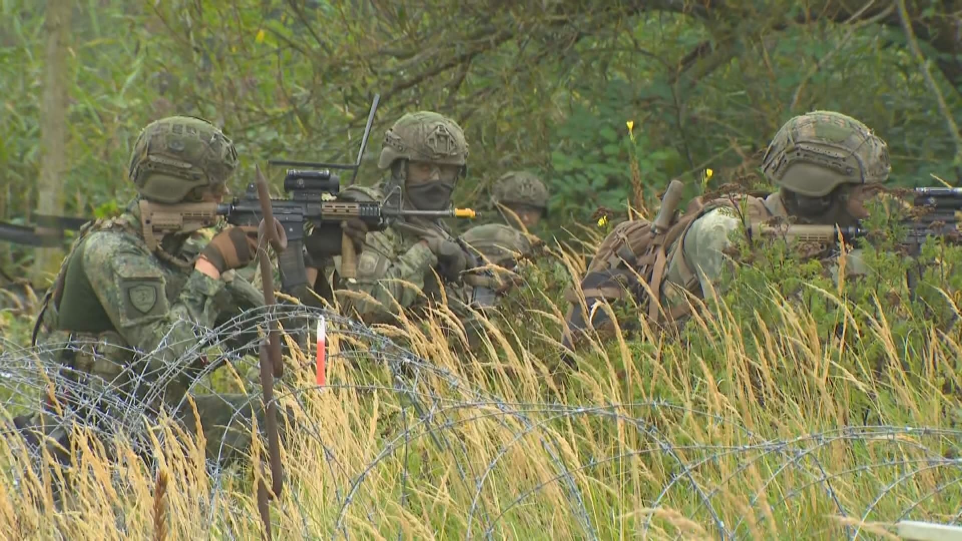 Militairen oefenen met losse flodders middenin woonwijk Sliedrecht