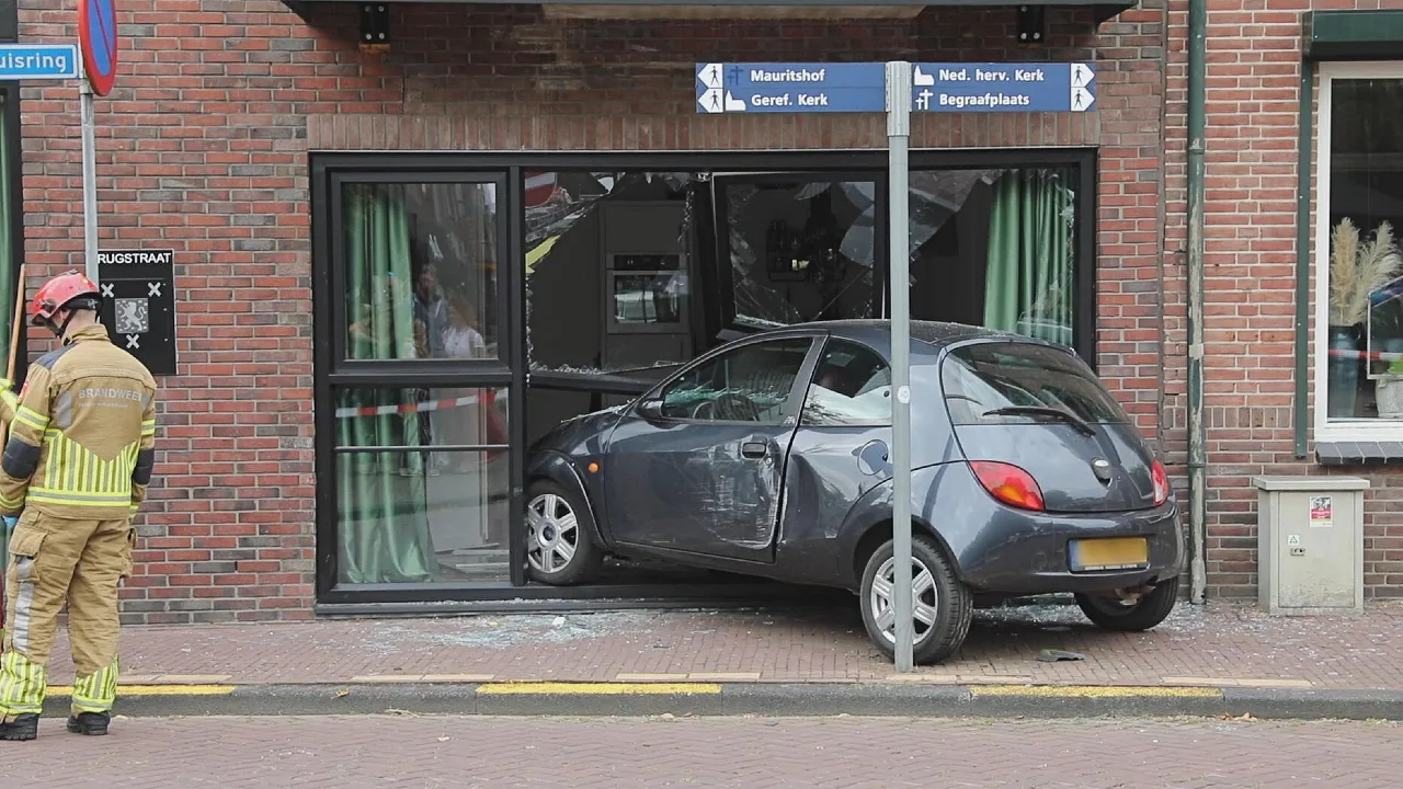 Automobiliste rijdt hond, kind en vrouw aan, 'parkeert' auto daarna in woning
