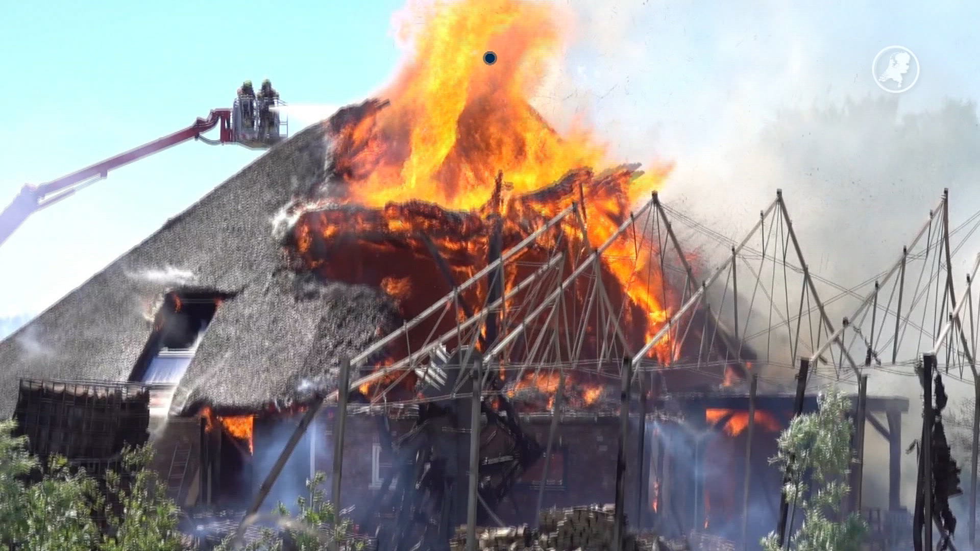 NL-Alert voor brand in boerderij in Dirkshorn, rook trekt over N245