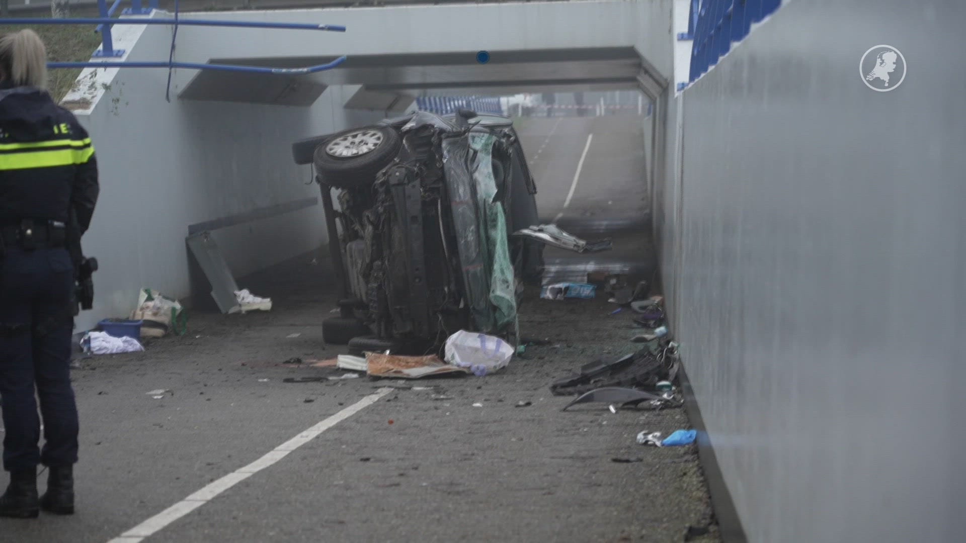 Automobiliste rijdt van viaduct in tunnelbak bij Lelystad