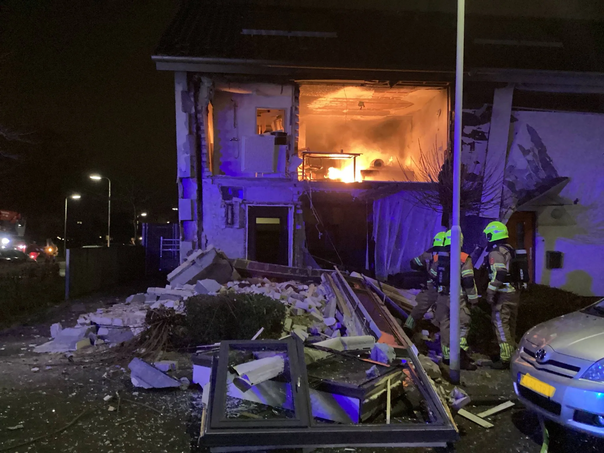 Explosie blaast voor- en achtergevel uit woning in Roosendaal, één gewonde
