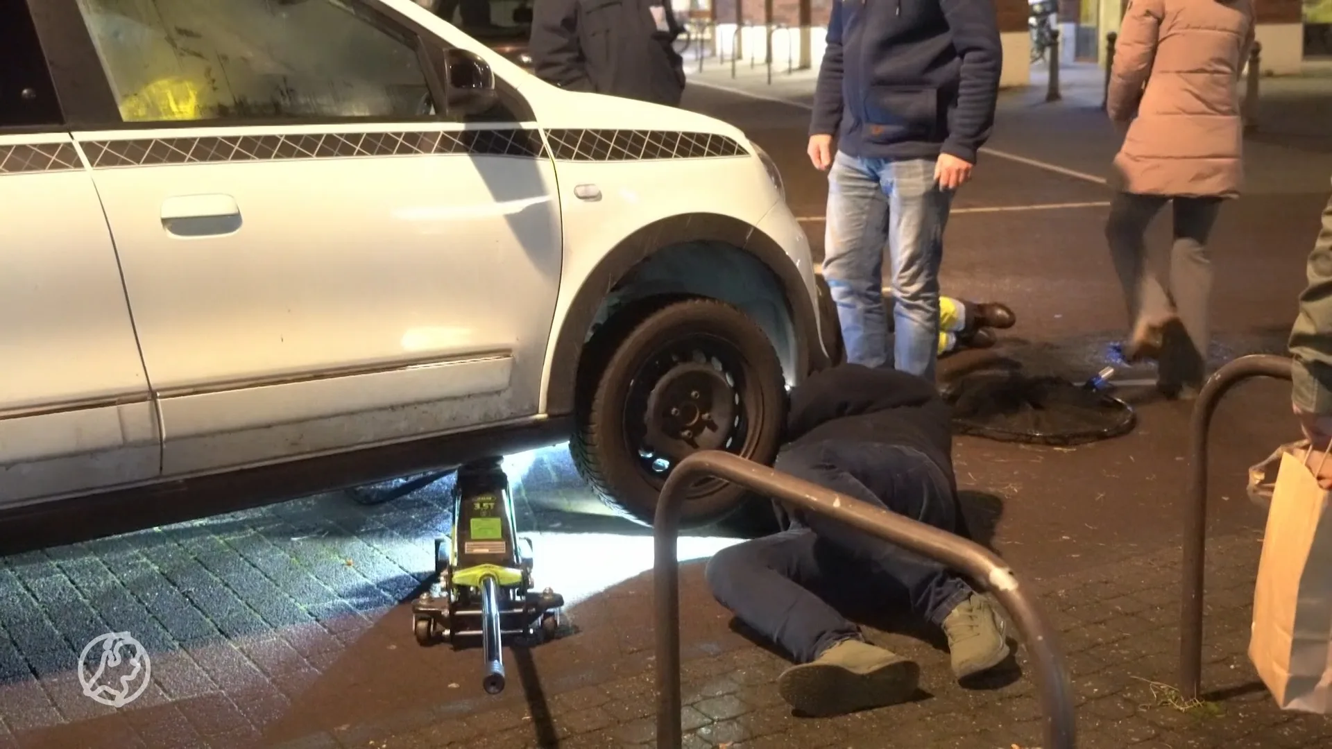Konijn vast onder auto bij Albert Heijn in Appingedam