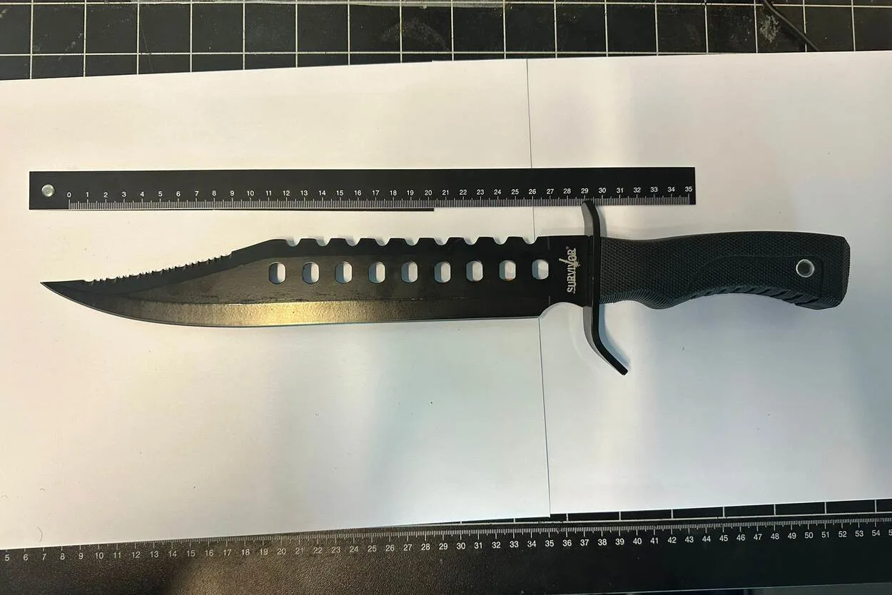 Jongen (13) trekt mes van 30 cm op Schiphol en wordt aangehouden: 'Moeder weigerde hem op te halen' 