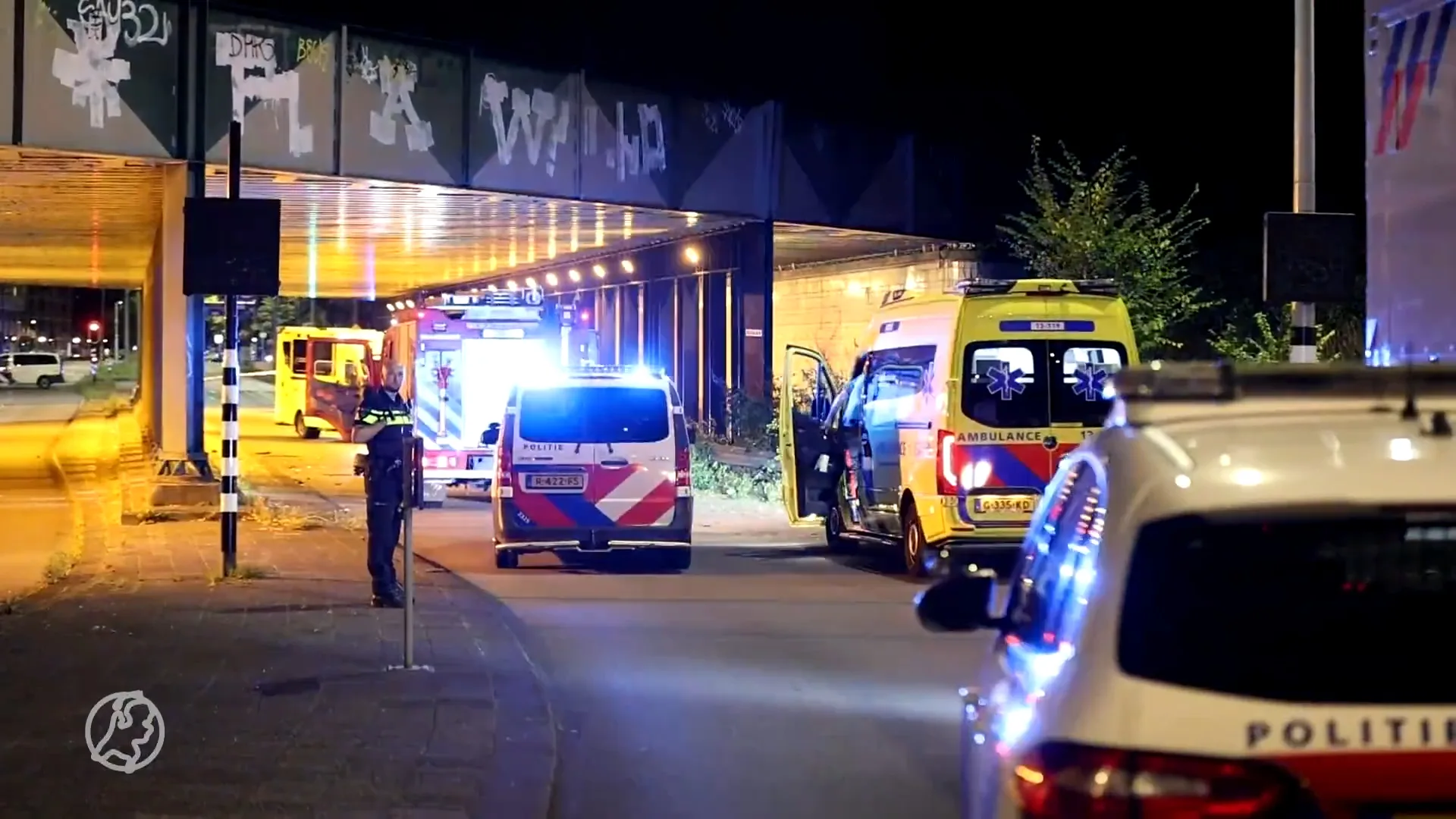Man (28) overleden bij crash auto tegen spoorviaduct in Amsterdam