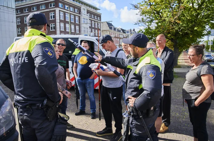 Politie vindt opsporingsberichten agenten door aanhangers Viruswaarheid 'ongepast'