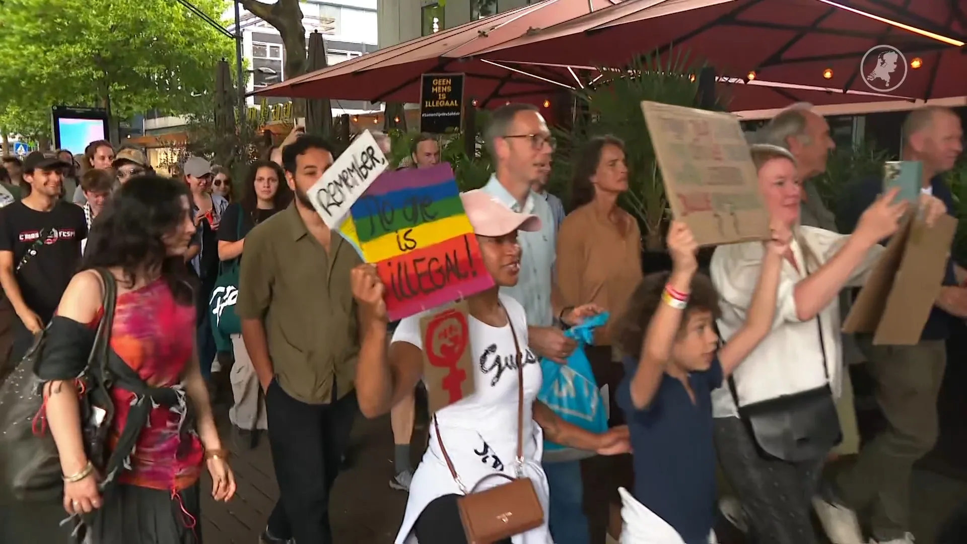 Deelnemers mars tegen asielwetten op Schouwburgplein