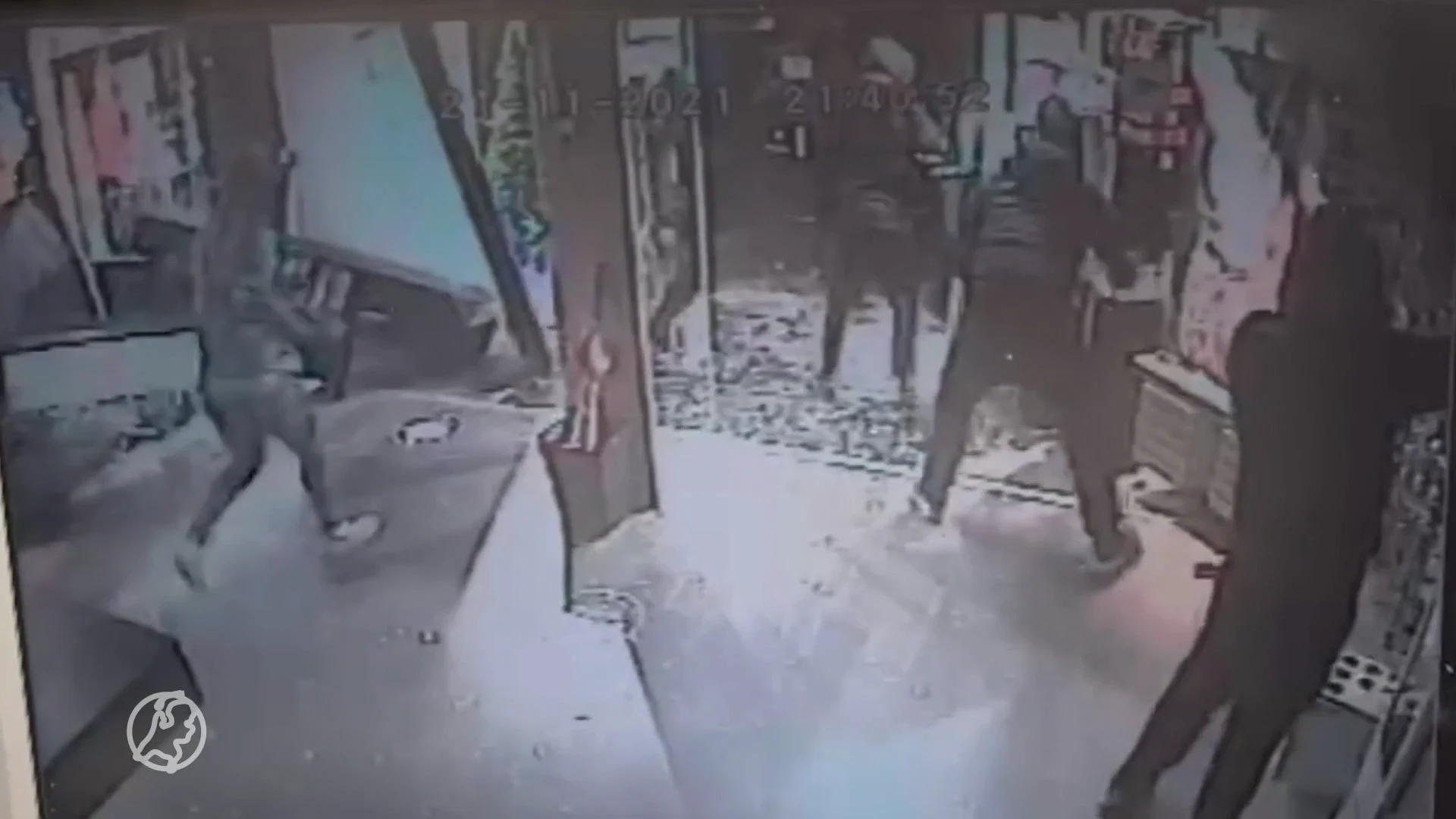 Relschoppers slopen binnen minuut brillenzaak van Frank: ‘Leek wel oorlog’