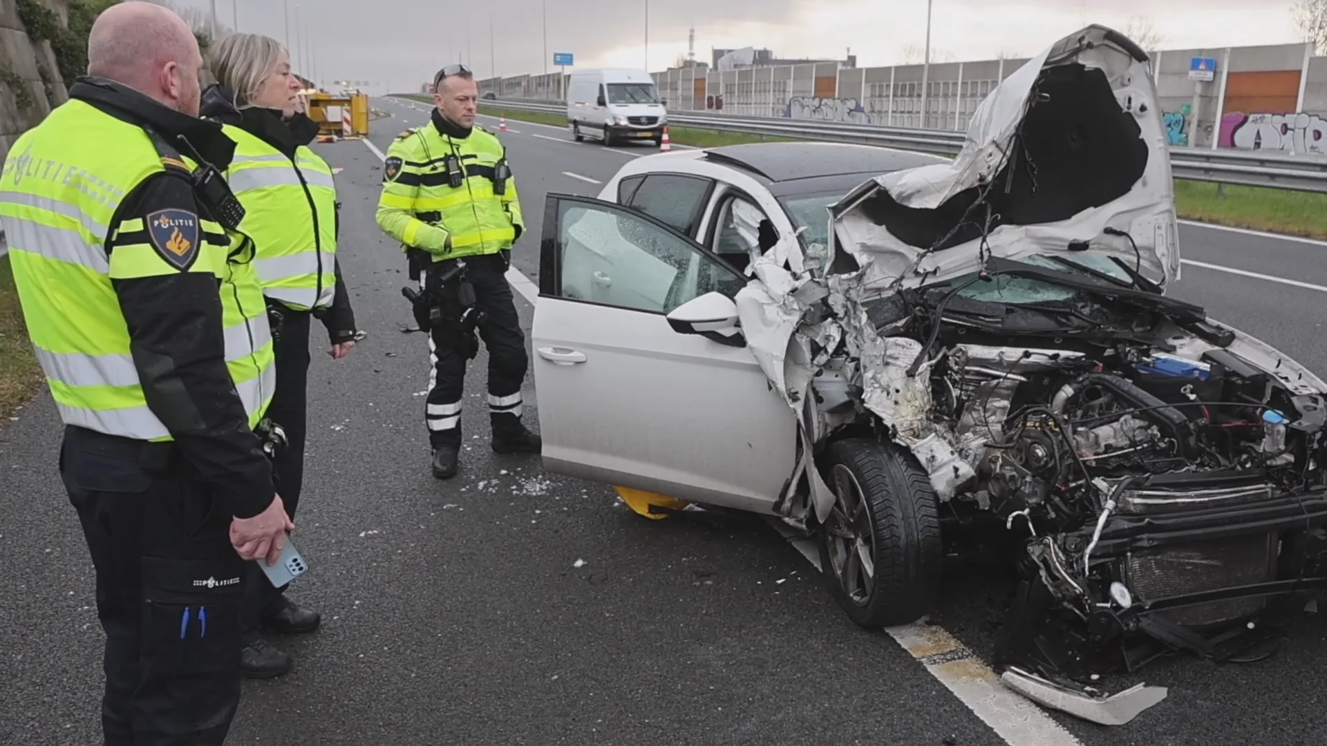 Automobilist knalt met hoge snelheid op actiewagen A12 Zoetermeer