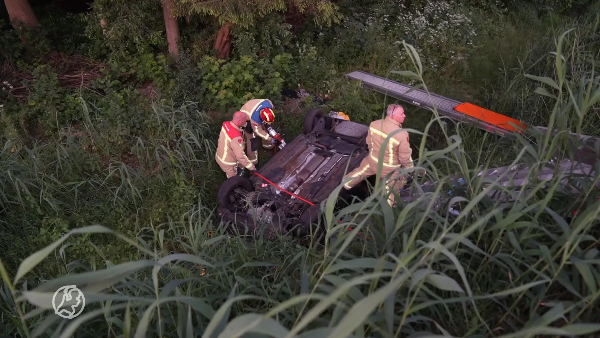 Bestuurder rijdt auto afgrond in bij Beek en Donk, auto ondersteboven en drie gewonden