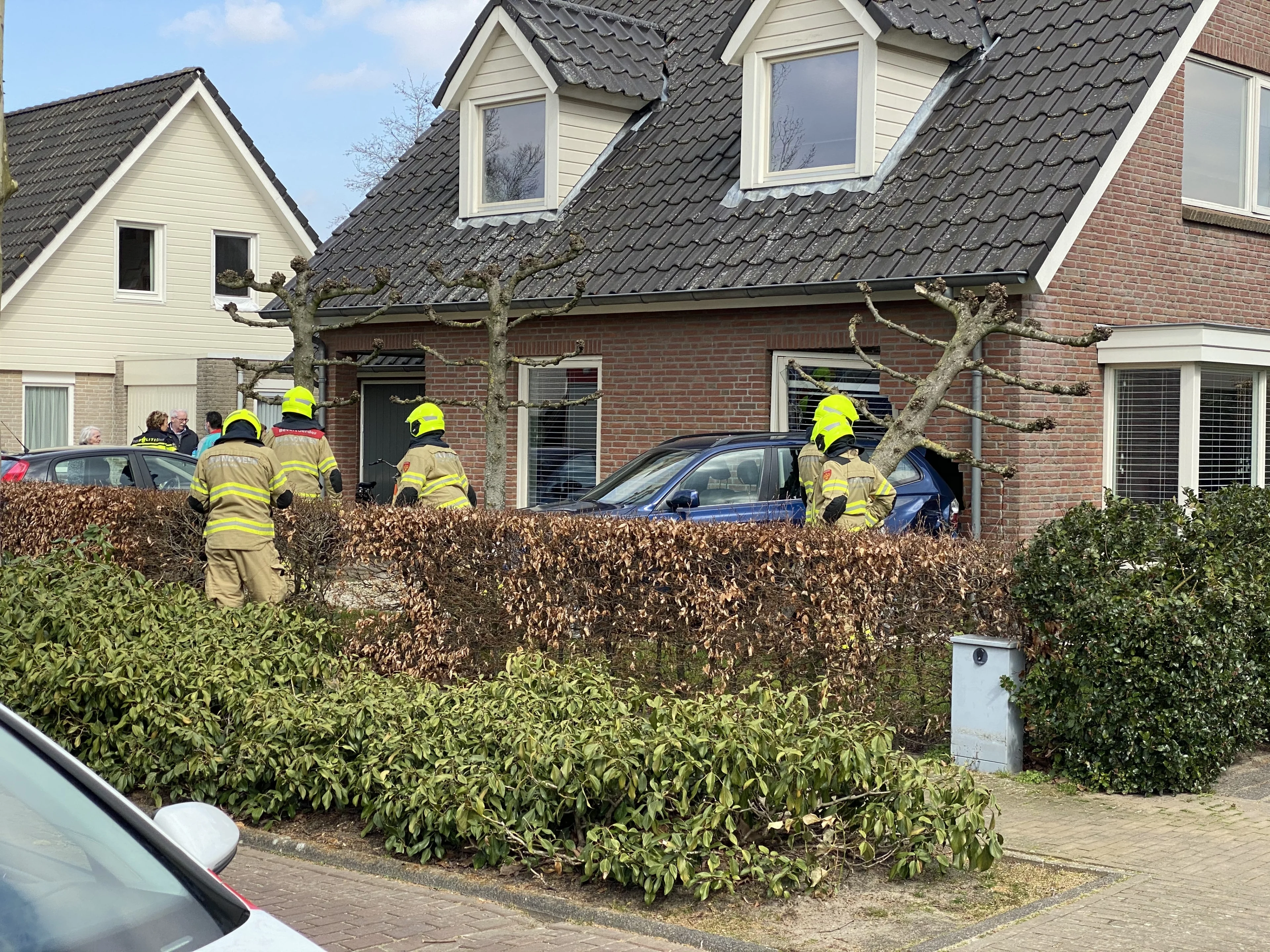 Personenauto ramt woning in Nijkerk
