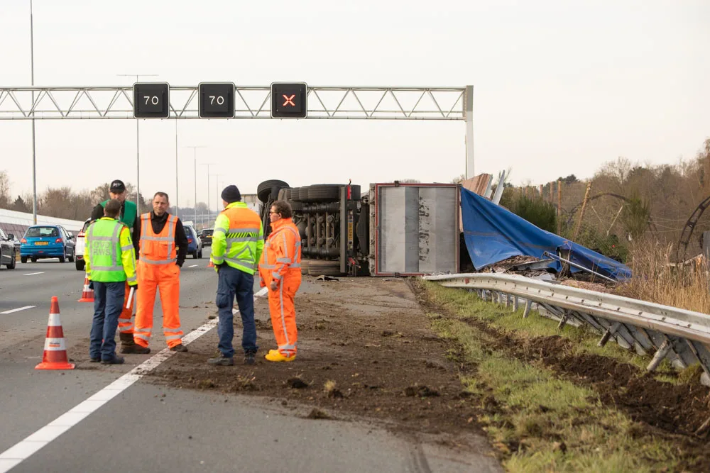 Snelweg A27 bij Hollandsche Rading urenlang dicht voor berging vrachtwagen