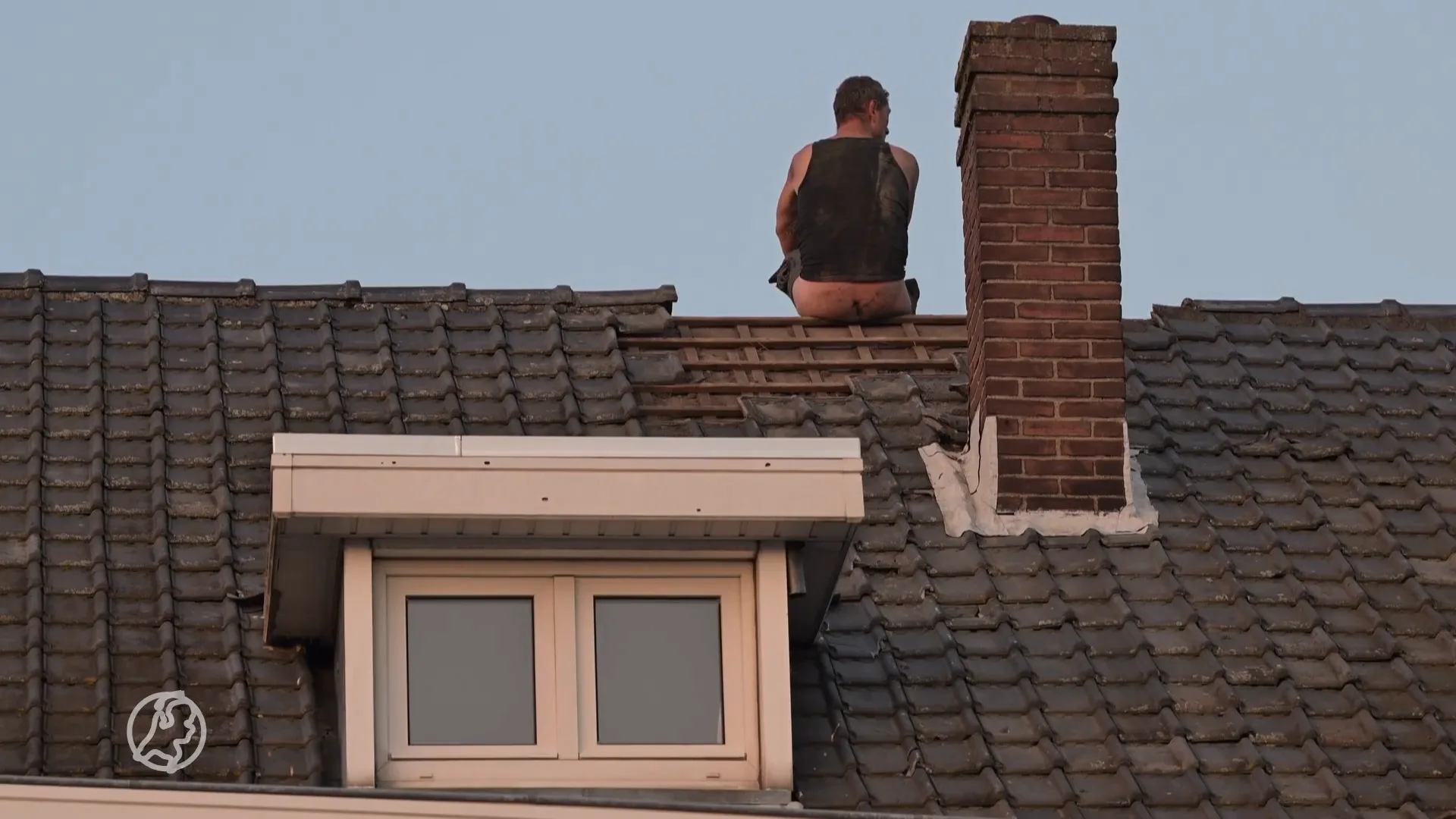 Verwarde man gooit pannen van een dak in Tilburg 