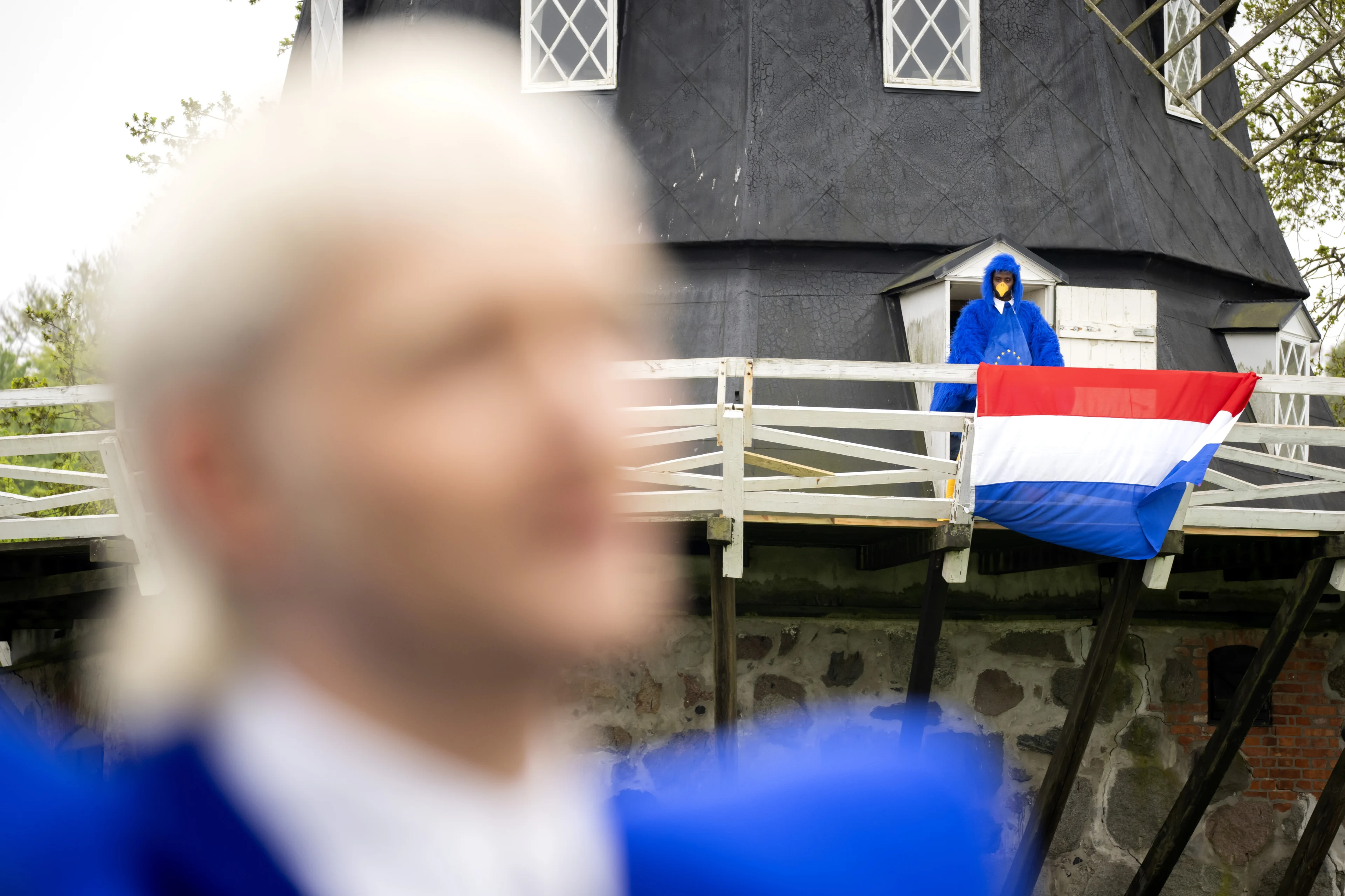 Joost Klein geeft duidelijkheid over mysterieuze blauwe vogel