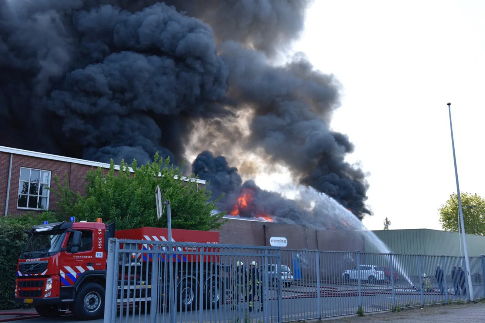 Grote brand in meubelopslag Vroomshoop onder controle
