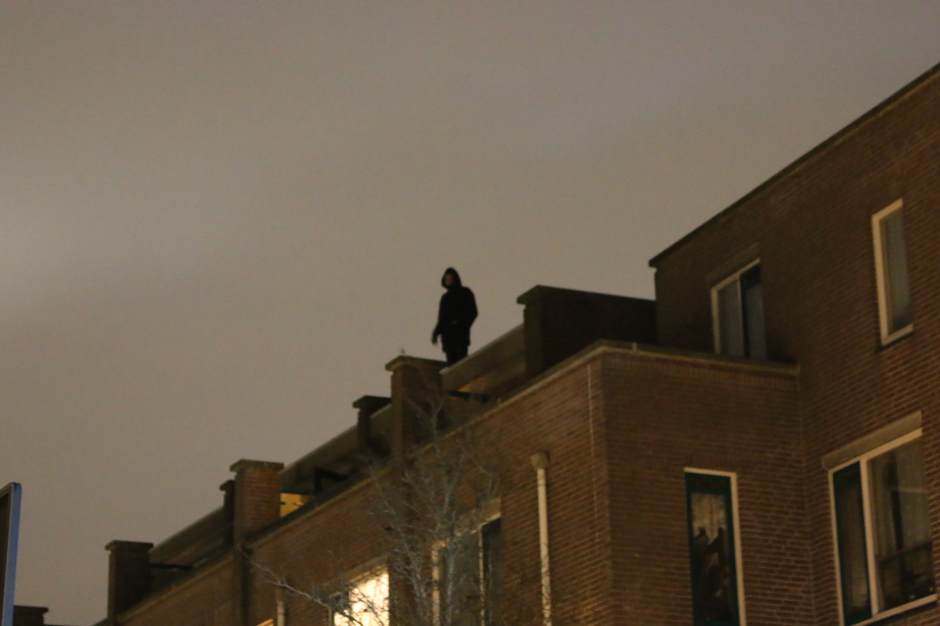 Jongens van 16 en 17 aangehouden voor gooien van stenen naar politie in Den Haag