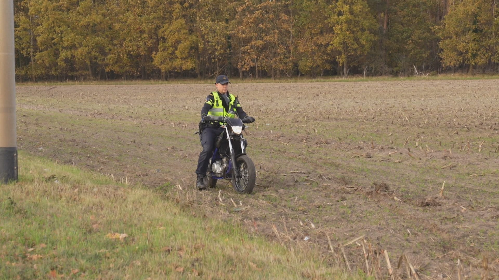 Agent scheurt na achtervolging met crossmotor naar bureau