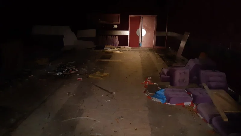 Politie maakt einde aan illegaal feest in oude bioscoop Hulst: 'Levensgevaarlijk!'