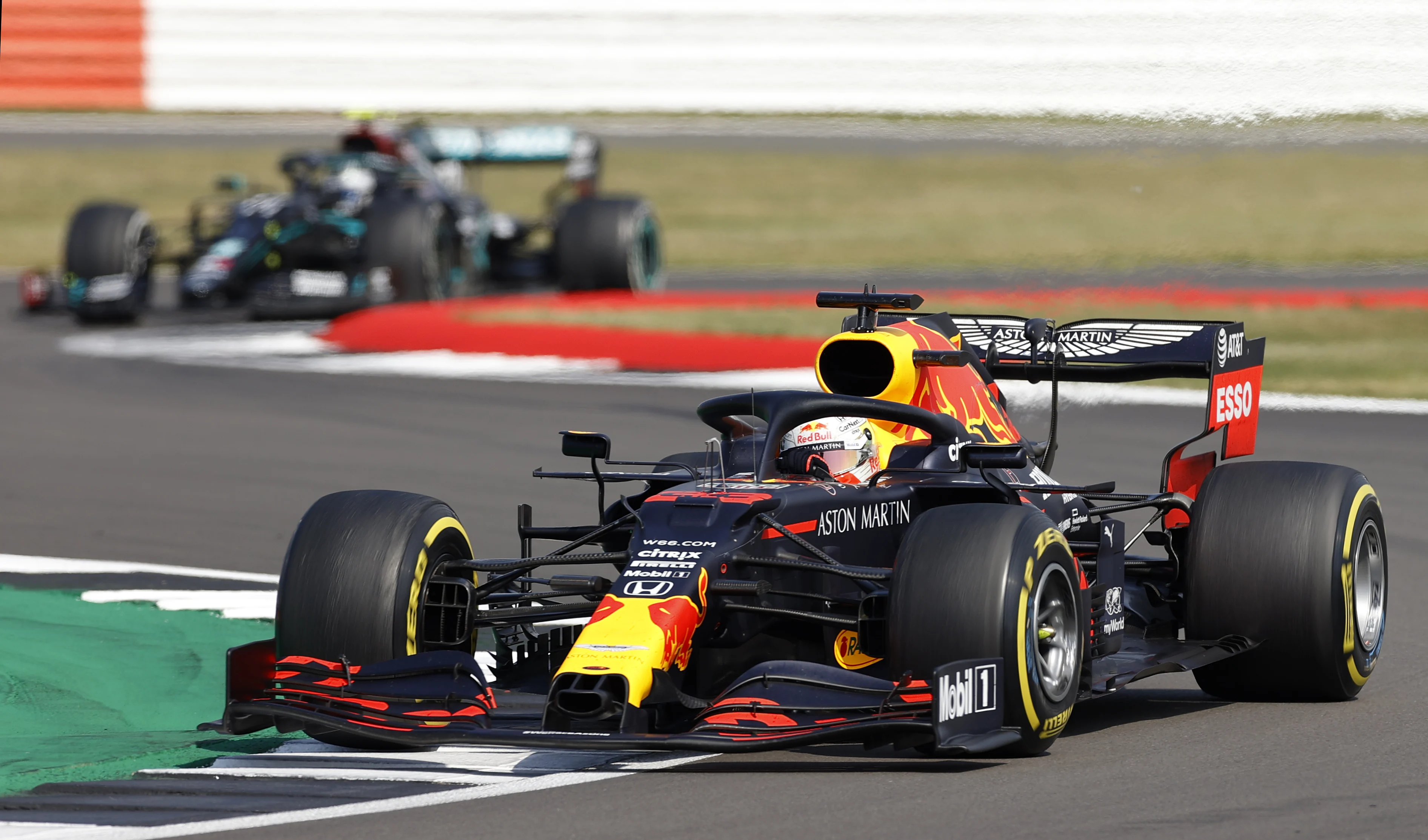 Verstappen magistraal naar winst in warme F1-race op Silverstone