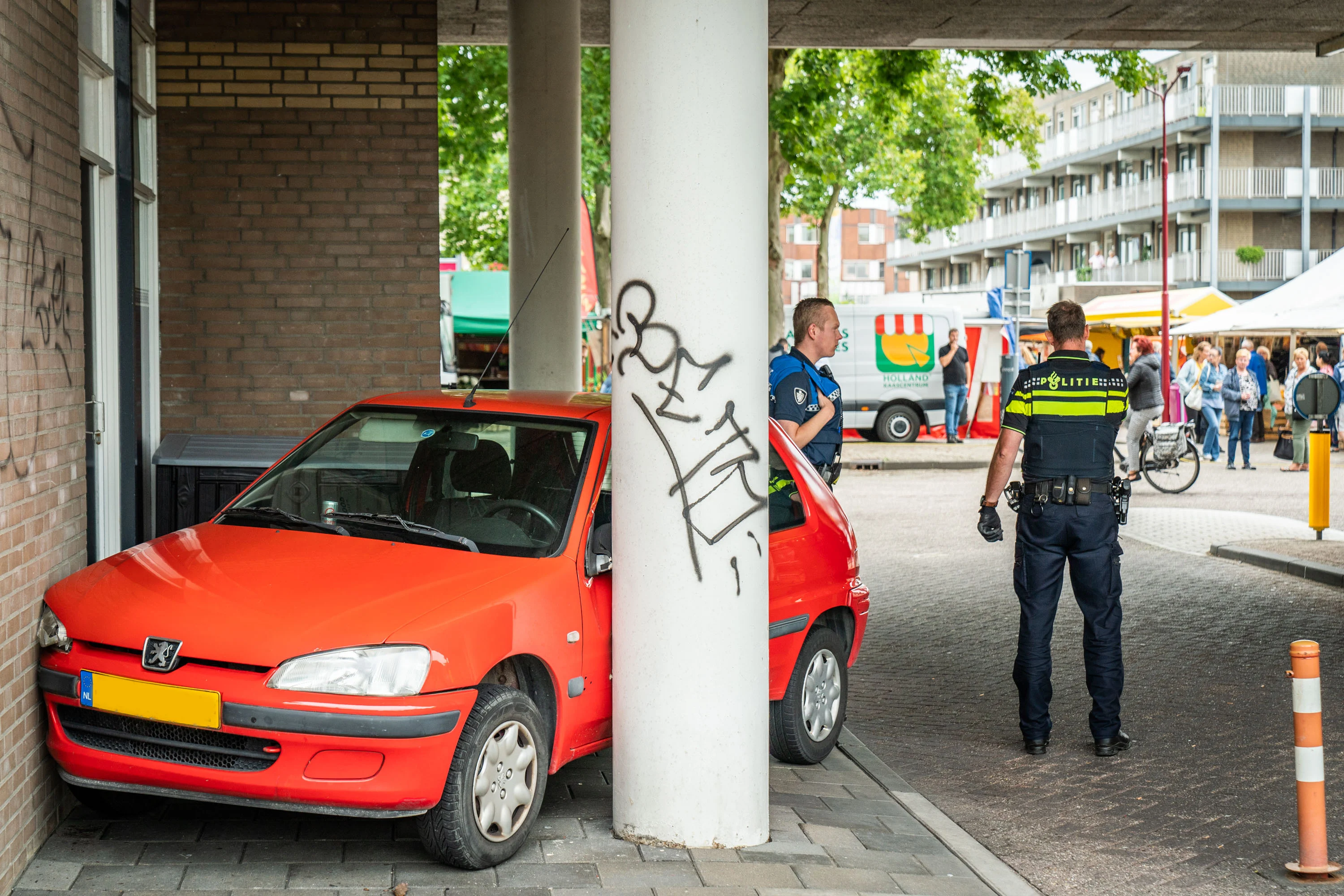 Automobilist (30) rijdt tussen marktkraampjes door op plein in Nieuwegein